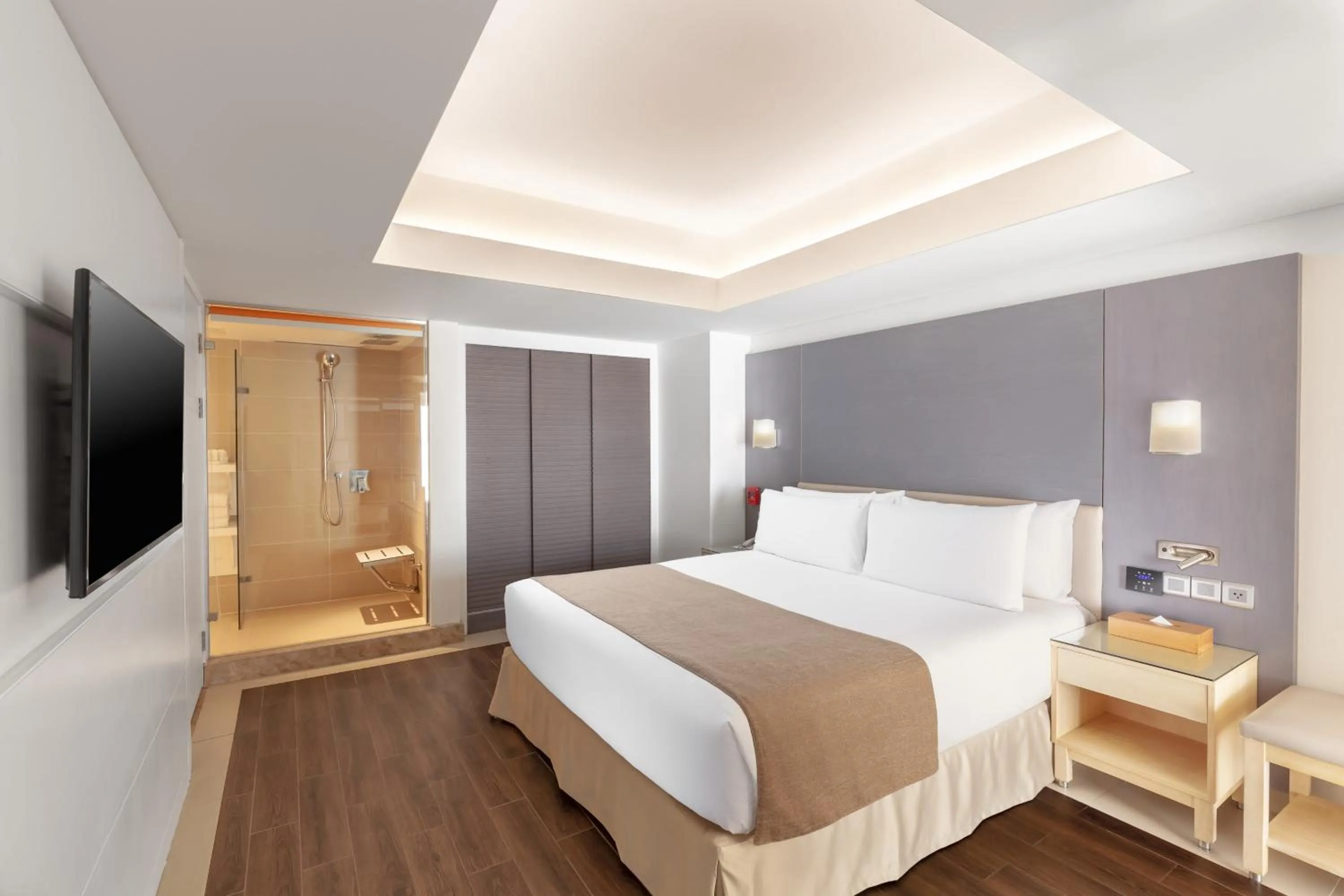 Photo of the whole room, Bed in Holiday Inn Cairo Maadi by IHG