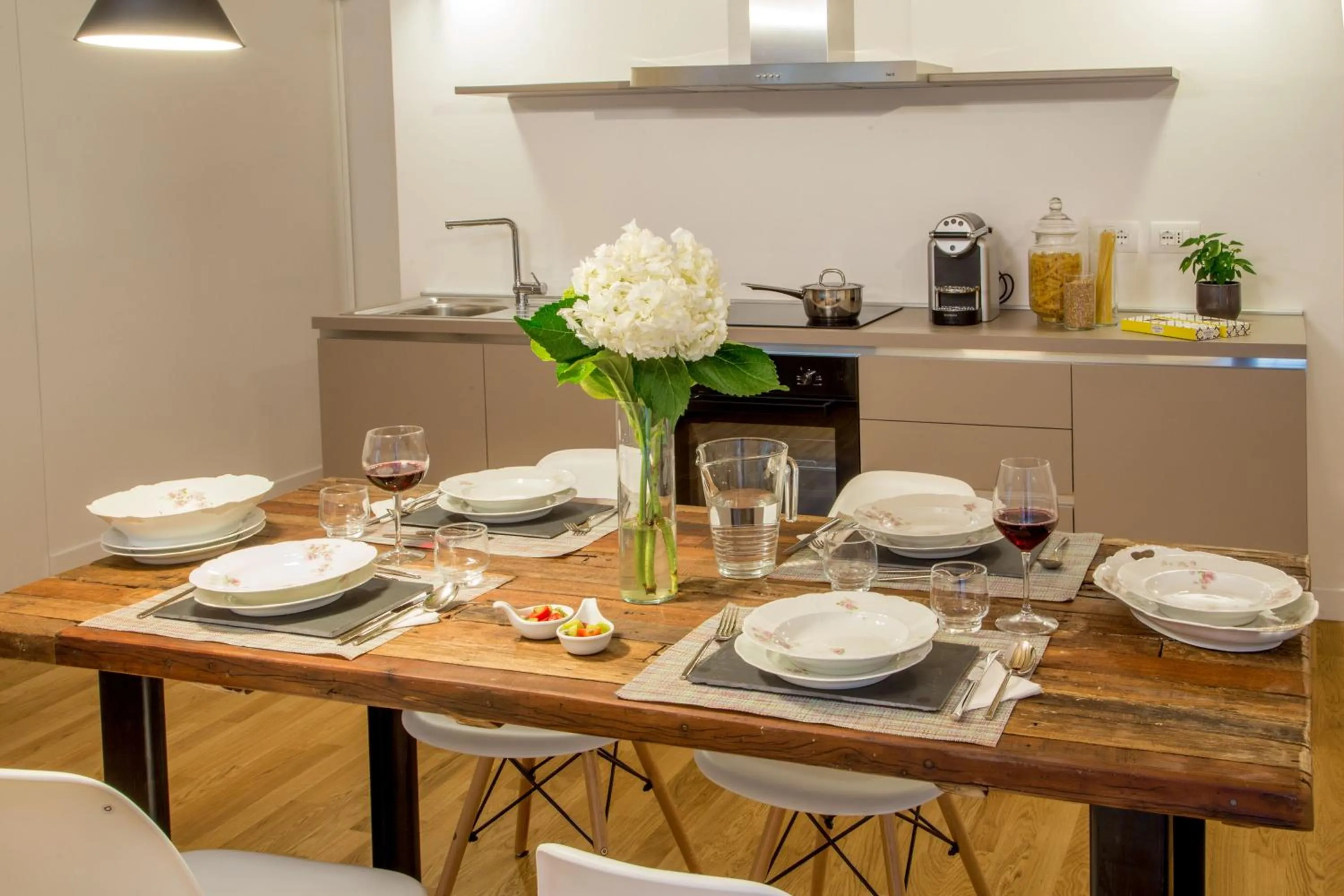 Communal kitchen in Belli36rooms near Spanish step and Vatican City