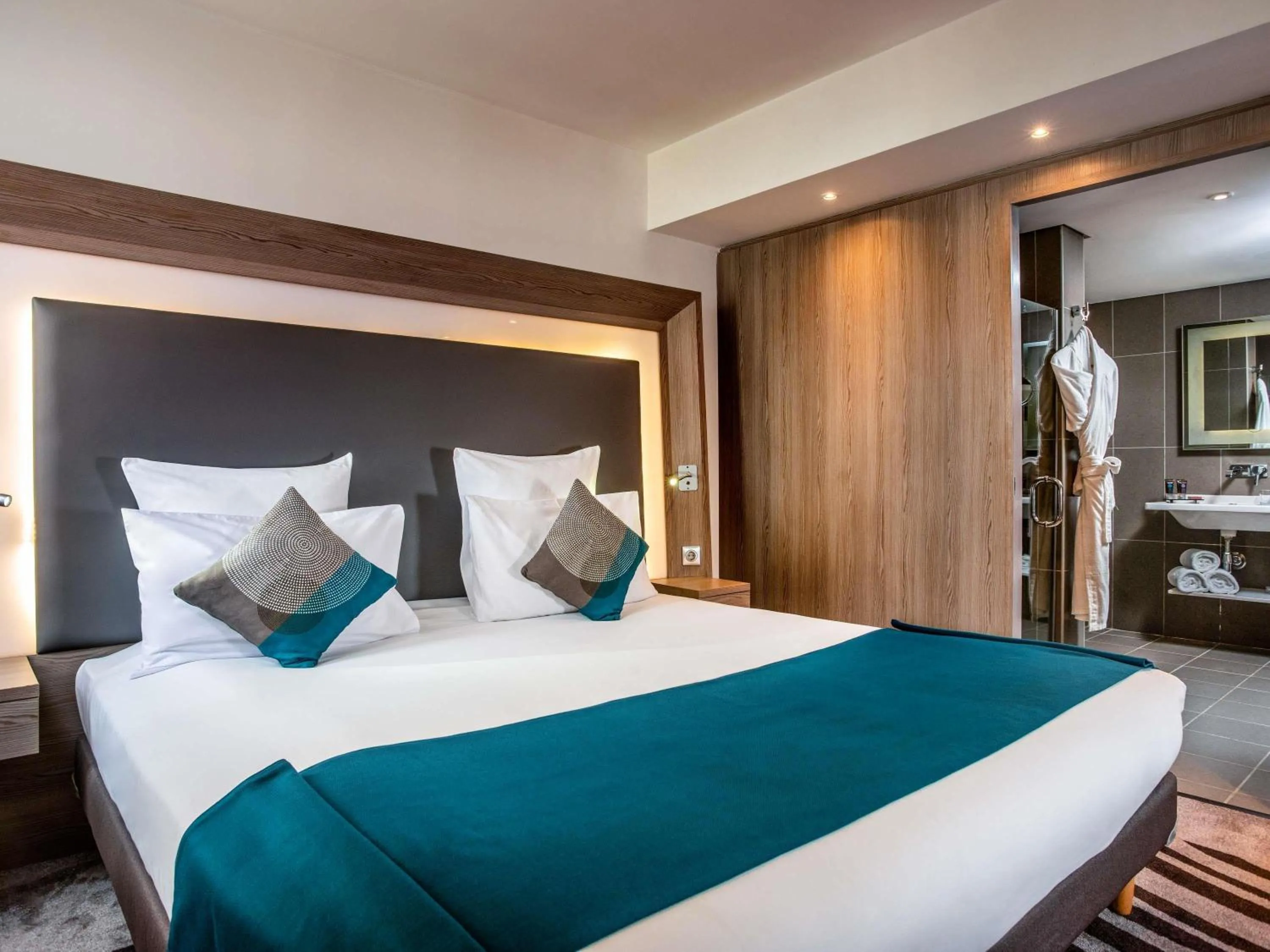 Bedroom, Bed in Novotel Cairo Airport