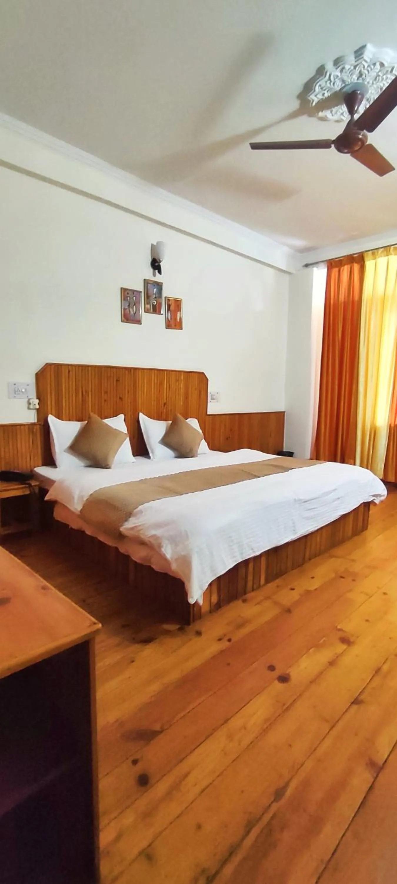 Bed in Soham's Chateau De Naggar - Manali