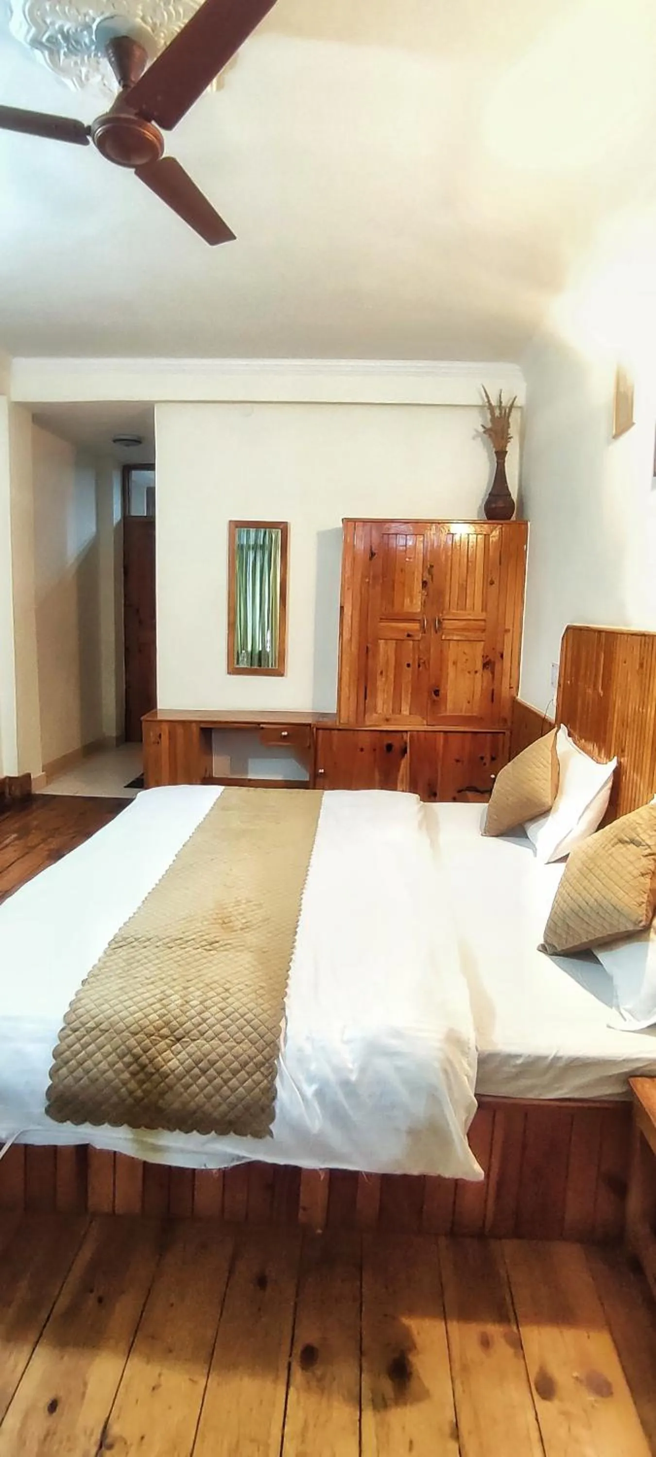 Bed in Soham's Chateau De Naggar - Manali