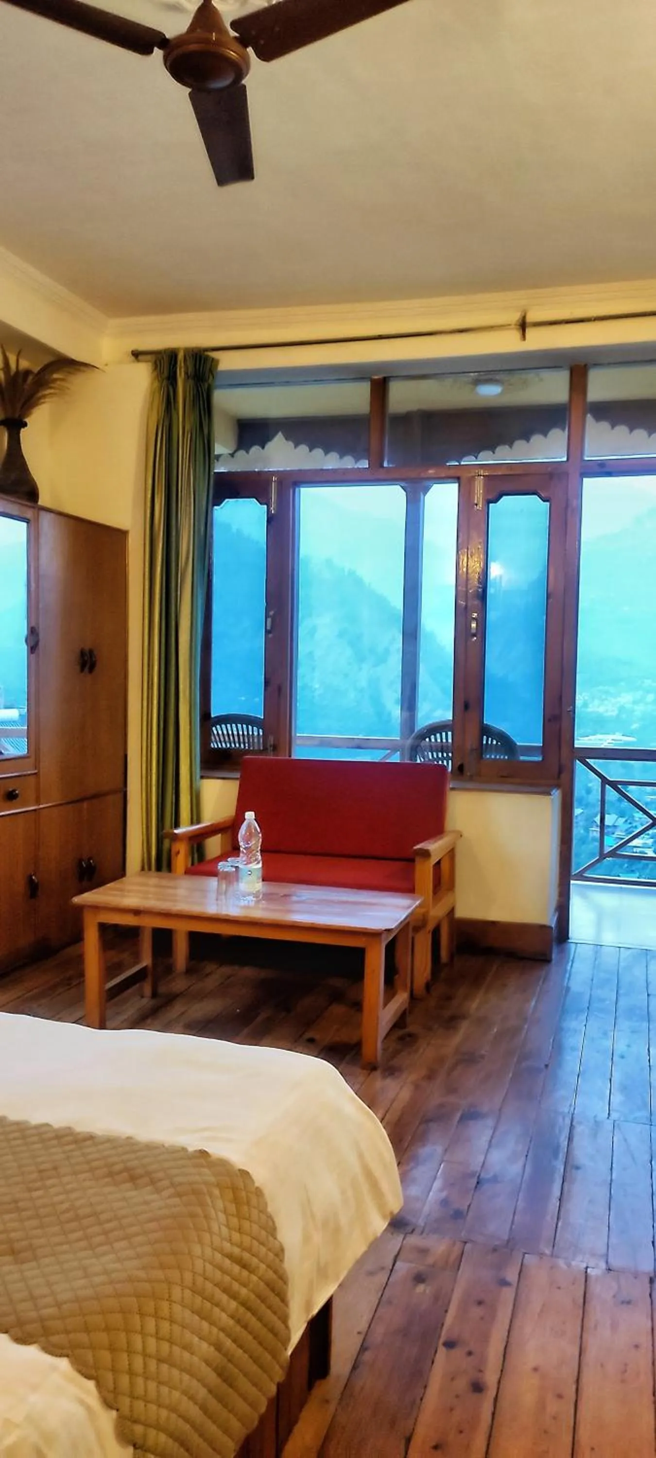 Bed in Soham's Chateau De Naggar - Manali