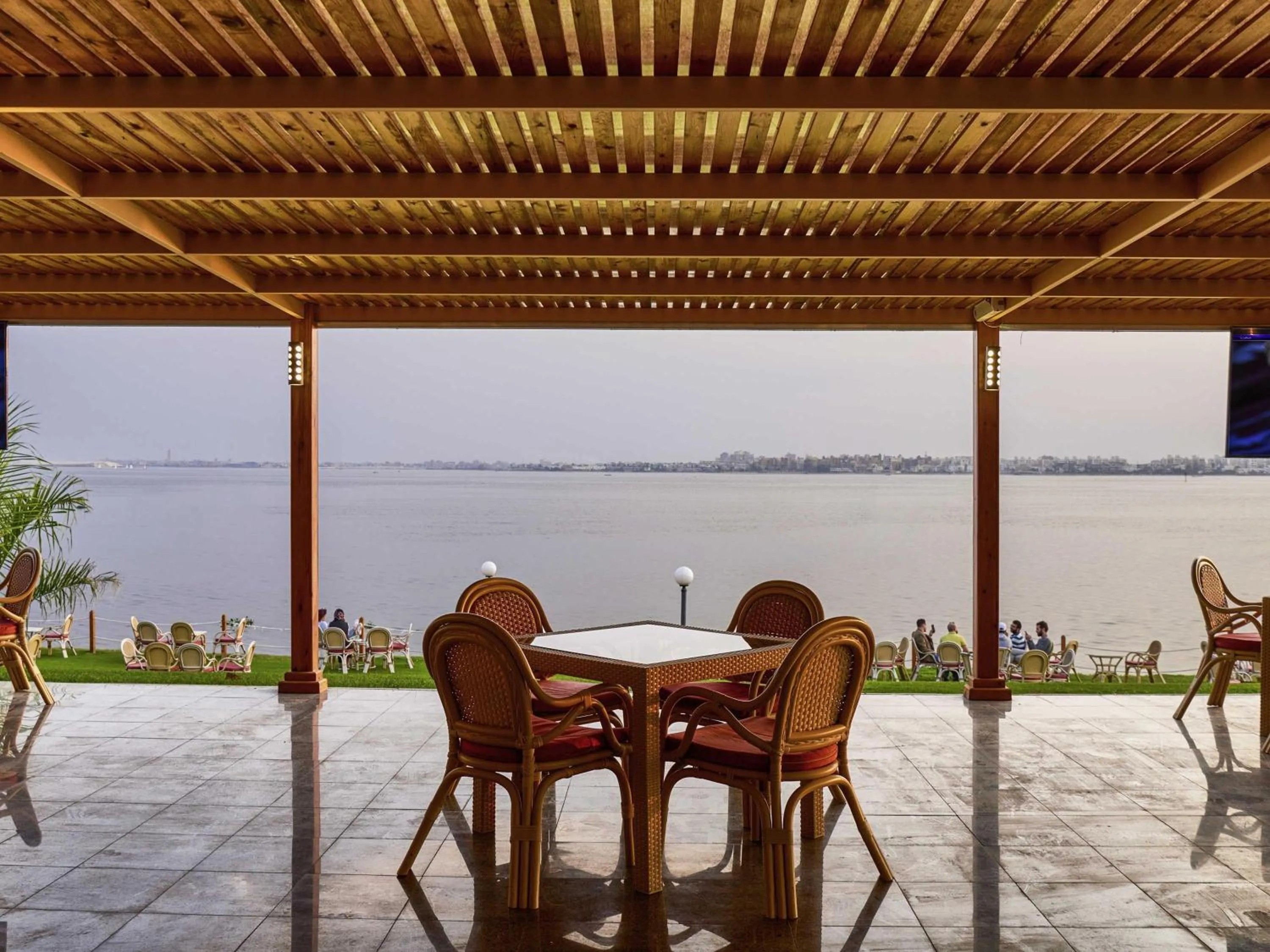 Restaurant/places to eat in Mercure Ismailia Forsan Island