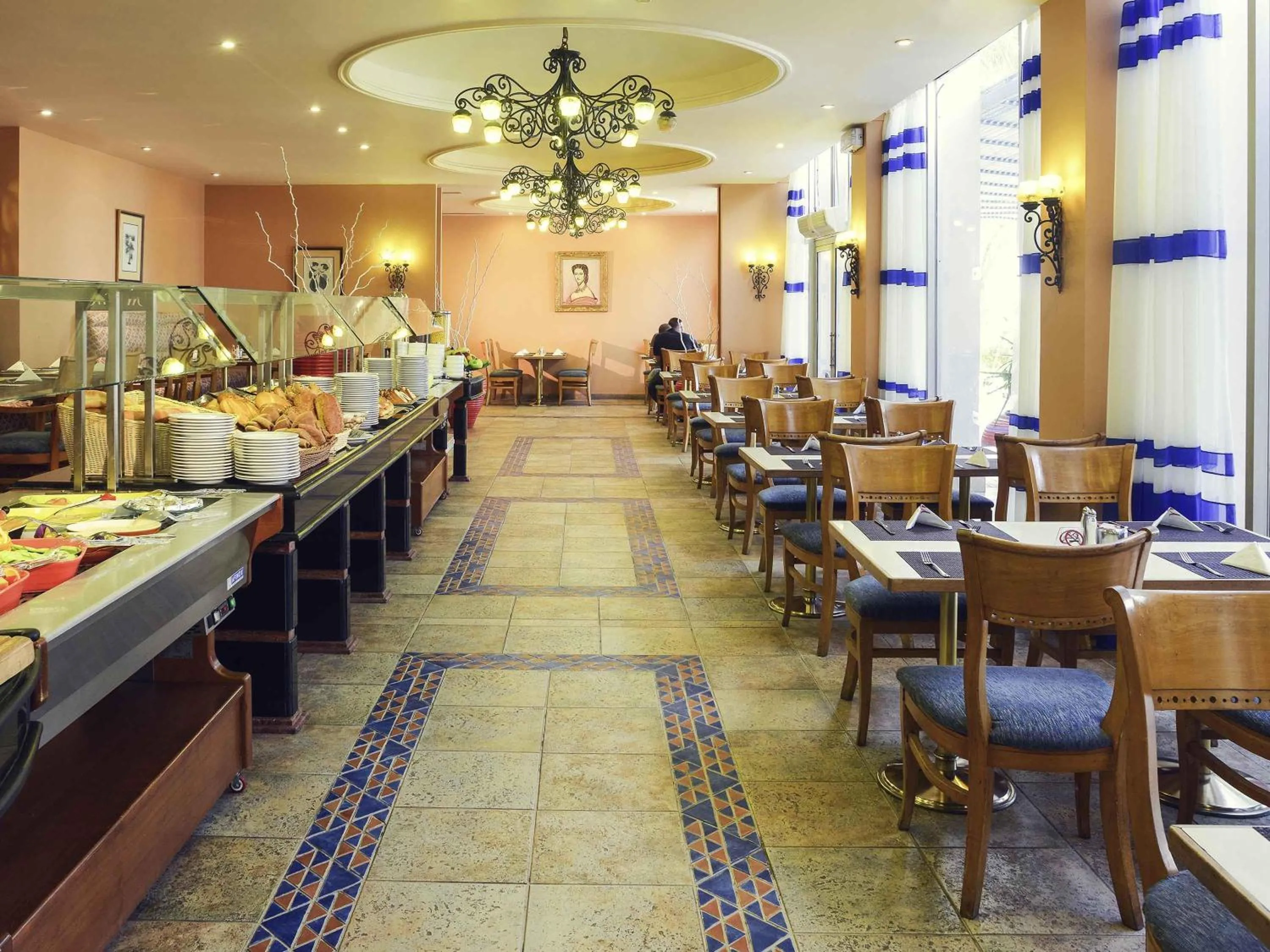 Restaurant/places to eat in Mercure Ismailia Forsan Island