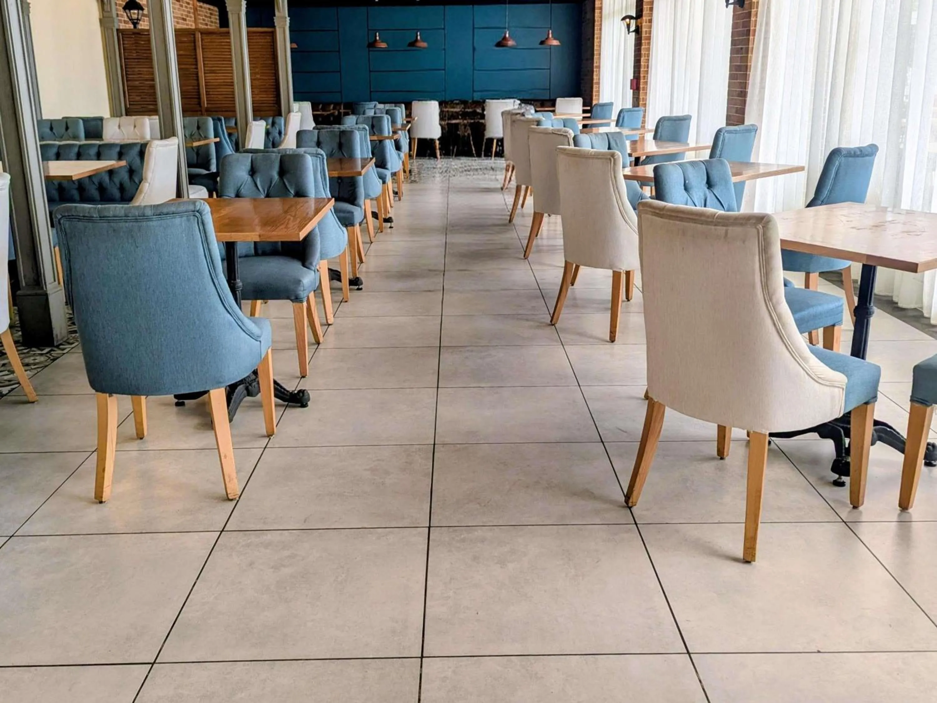 Restaurant/places to eat in Mercure Ismailia Forsan Island