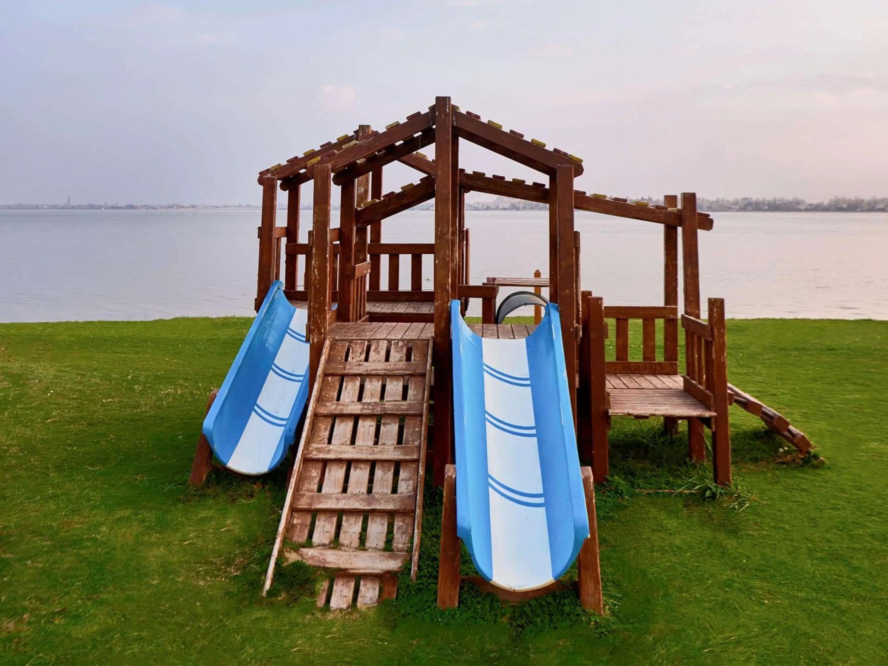 Restaurant/places to eat in Mercure Ismailia Forsan Island