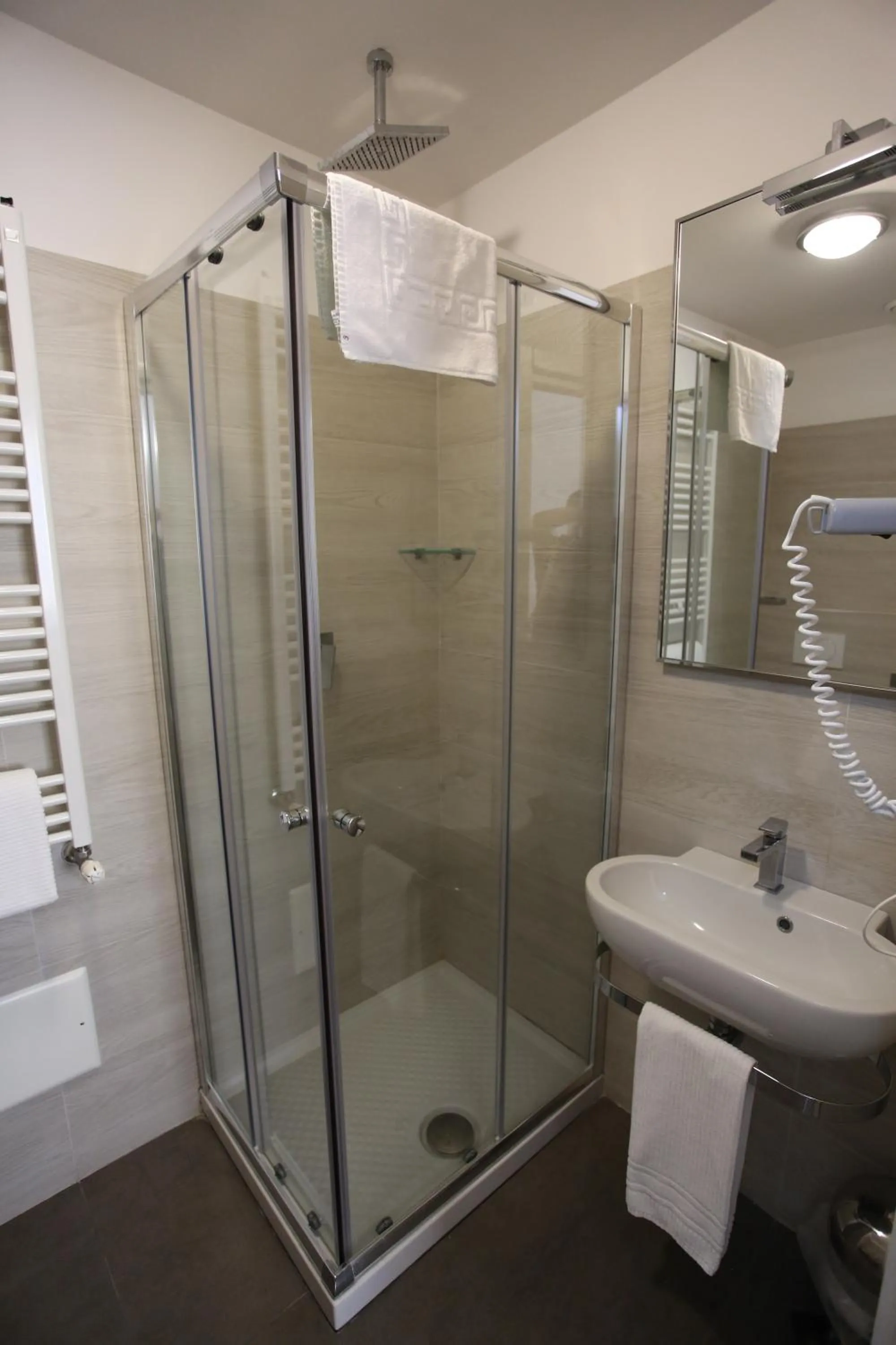 Bathroom in Hotel Eubea