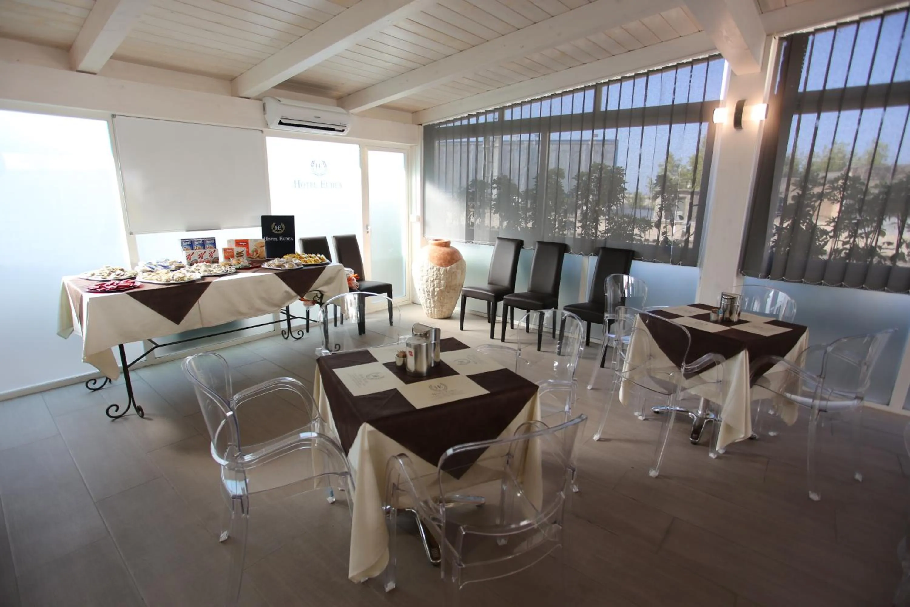 Restaurant/places to eat in Hotel Eubea