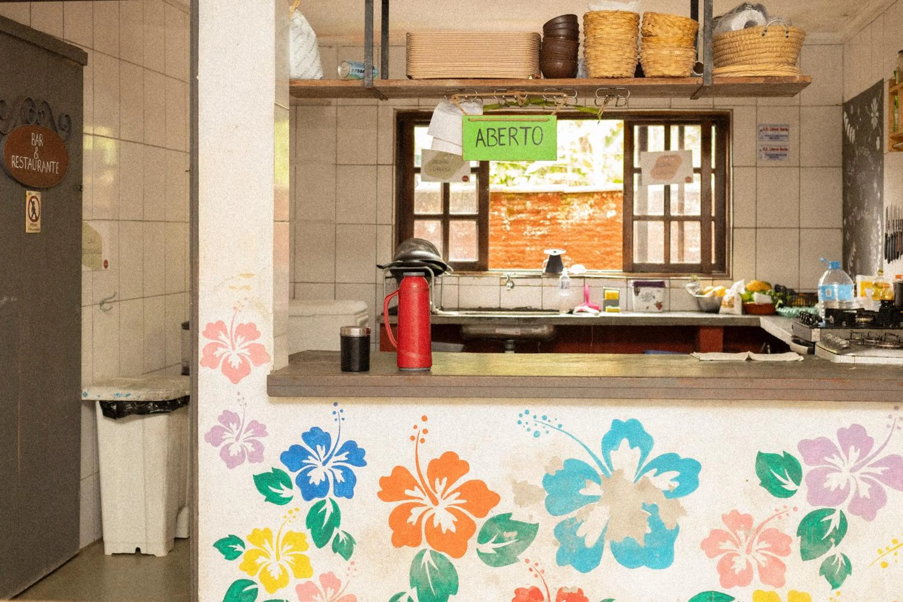 Kitchen or kitchenette in Sambaqui Hostel