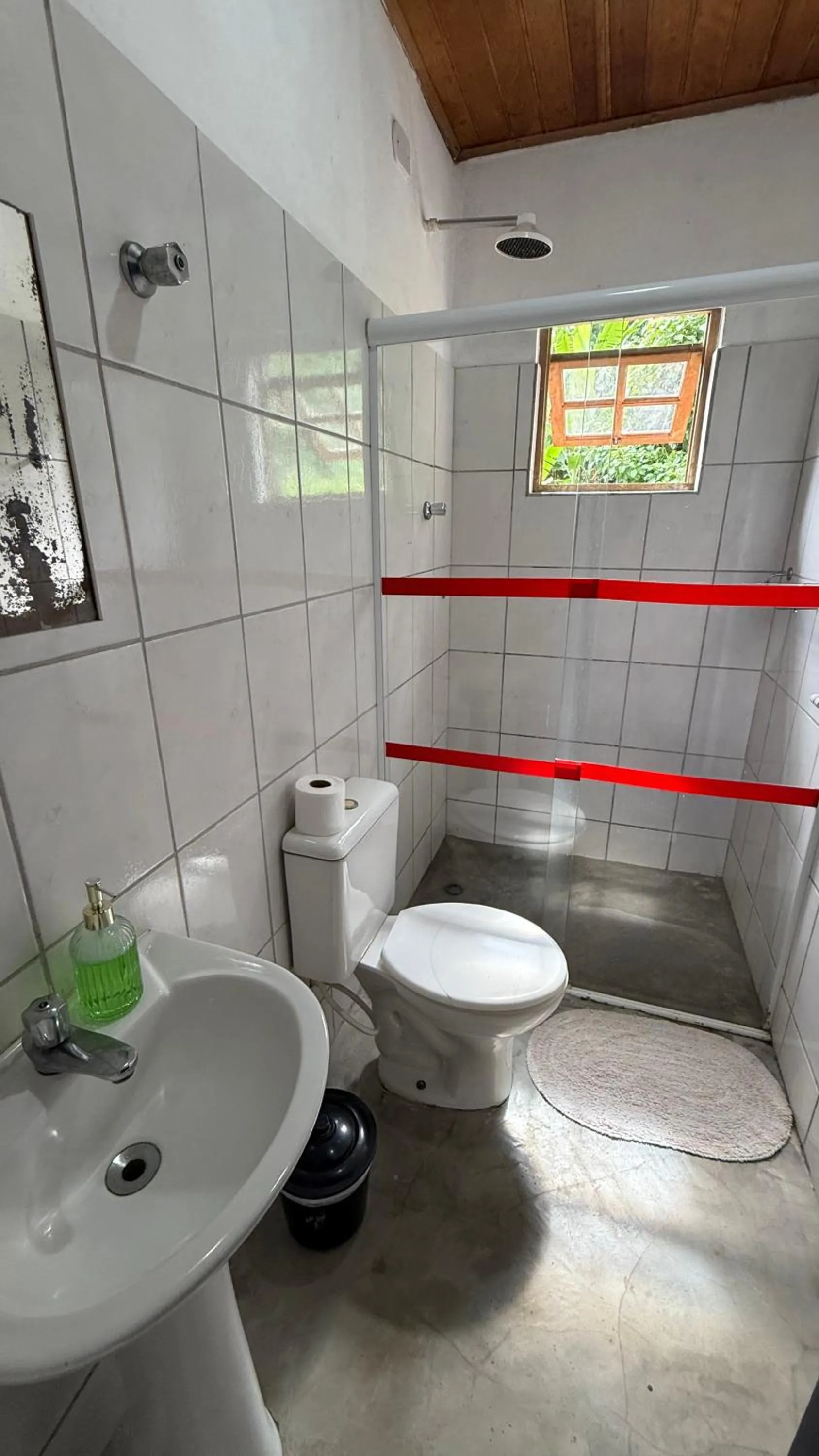 Bathroom in Sambaqui Hostel