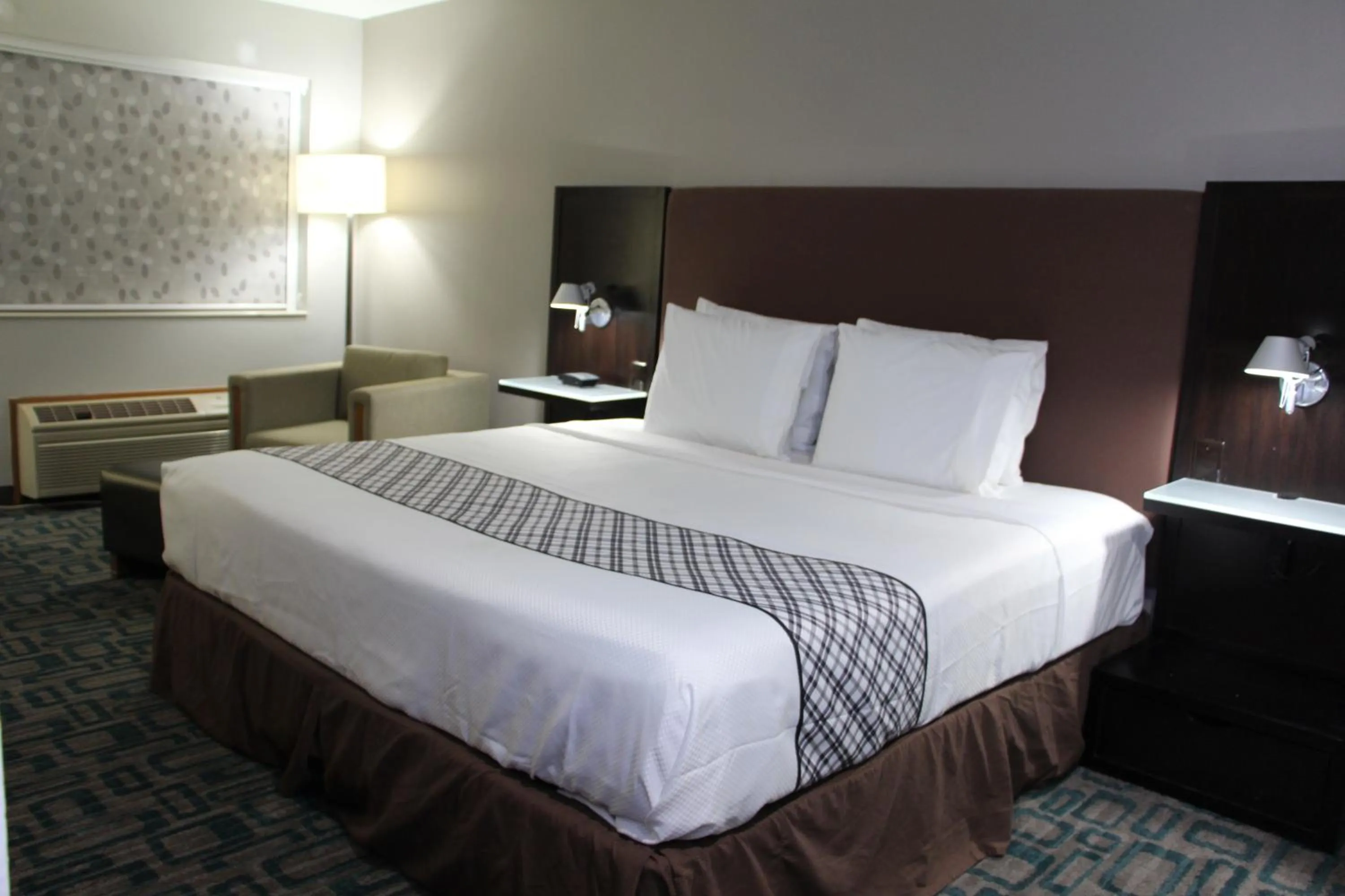 Bed in Westbridge Inn & Suites