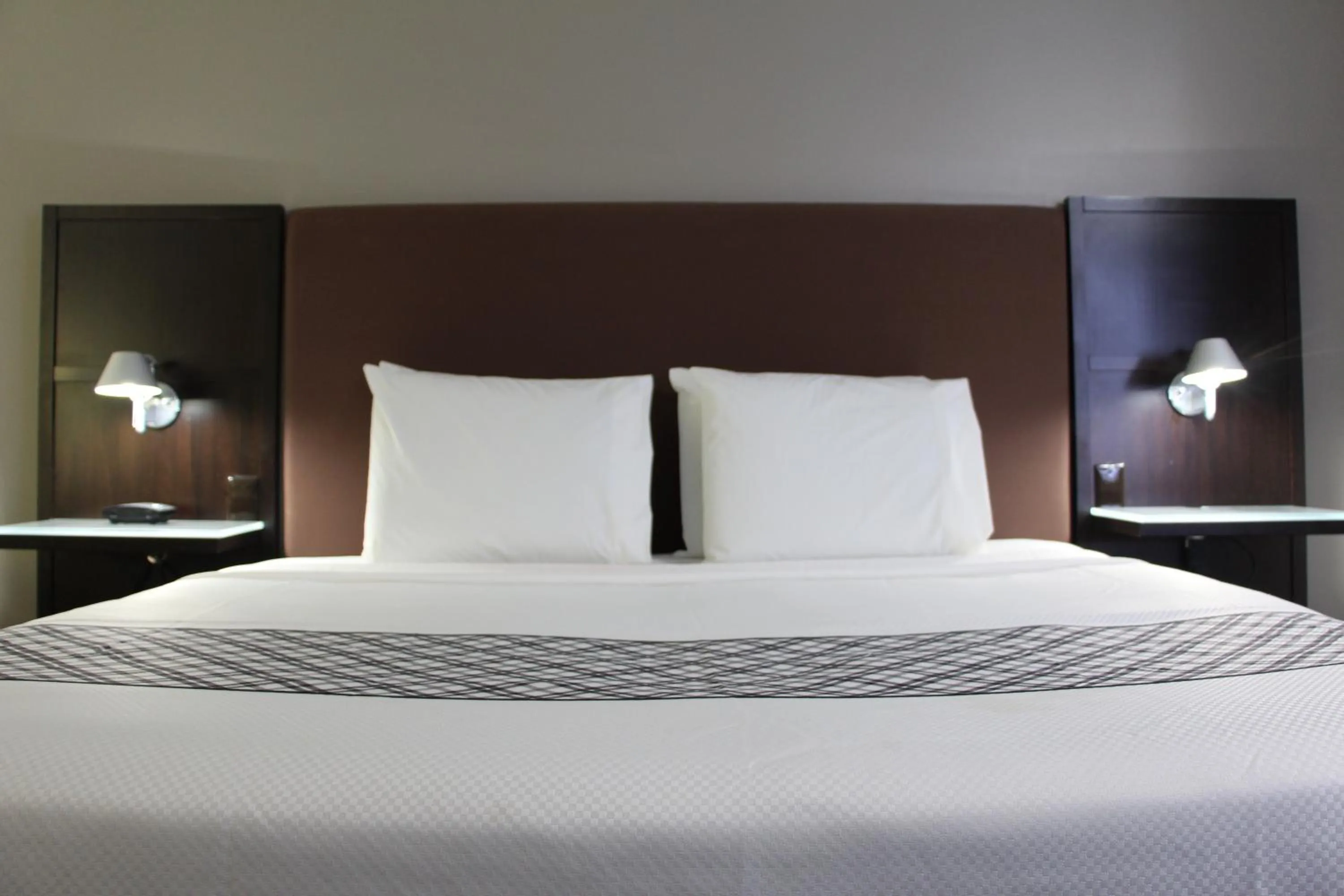 Bed in Westbridge Inn &amp; Suites