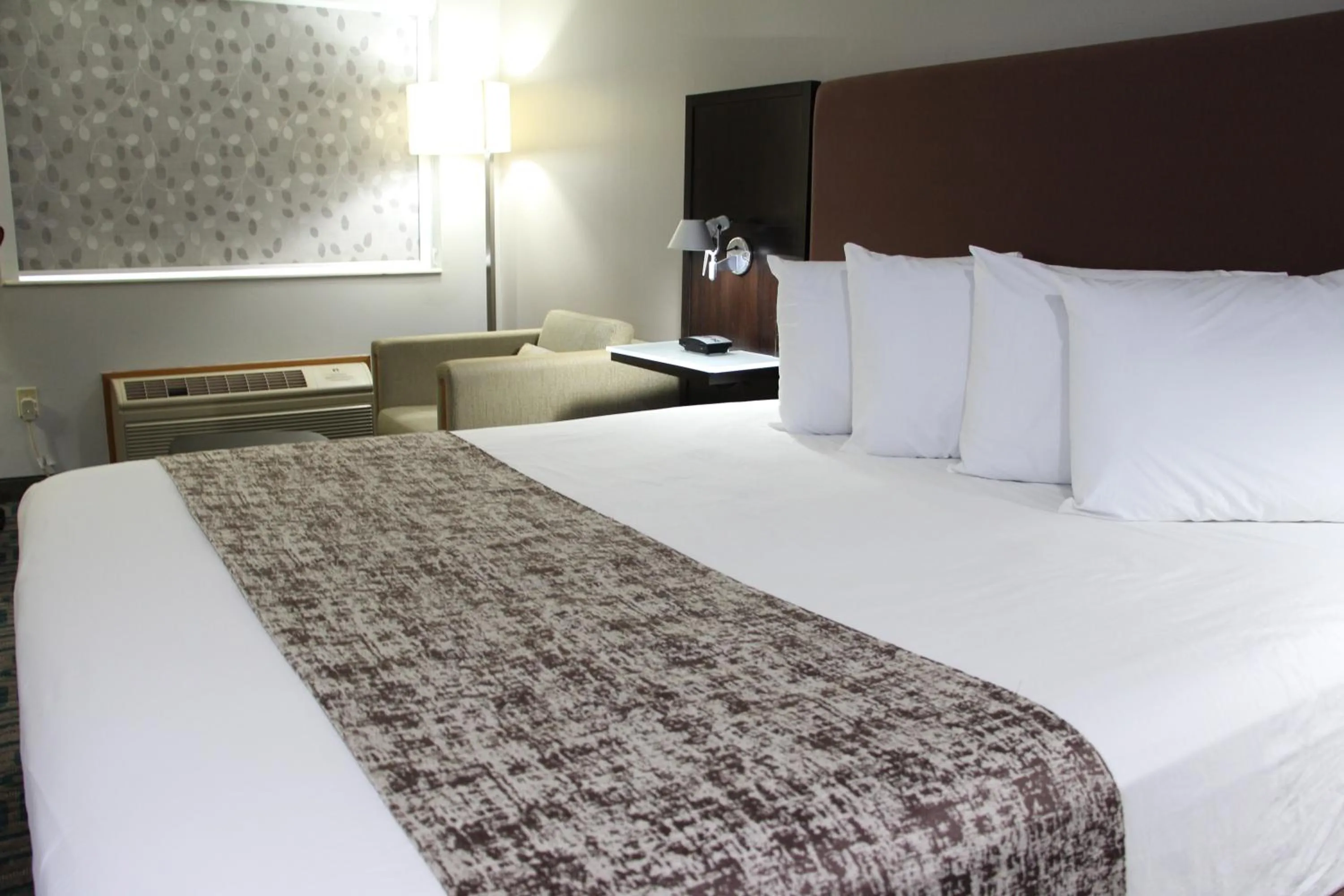 Bed in Westbridge Inn & Suites