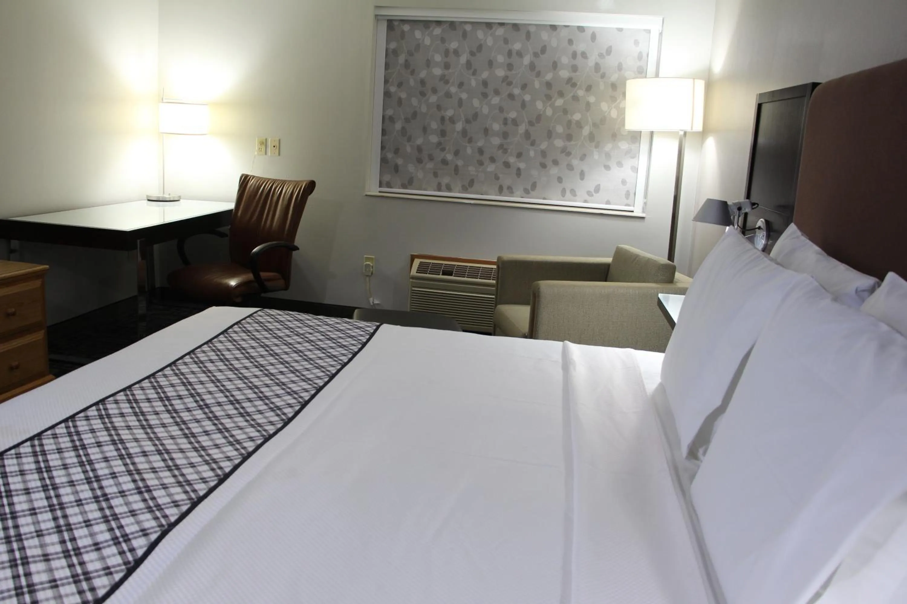 Bed in Westbridge Inn &amp; Suites