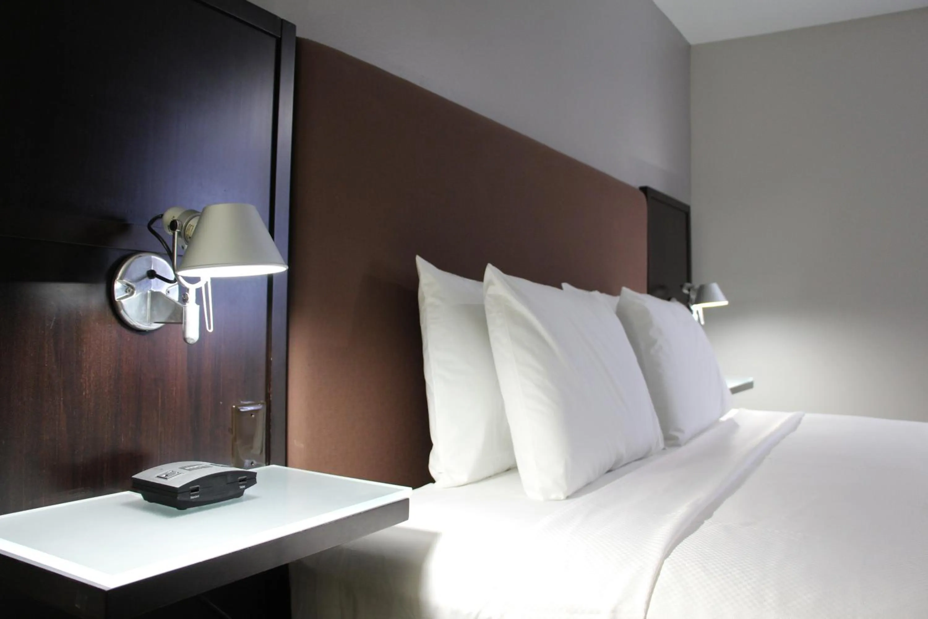 Bed in Westbridge Inn & Suites