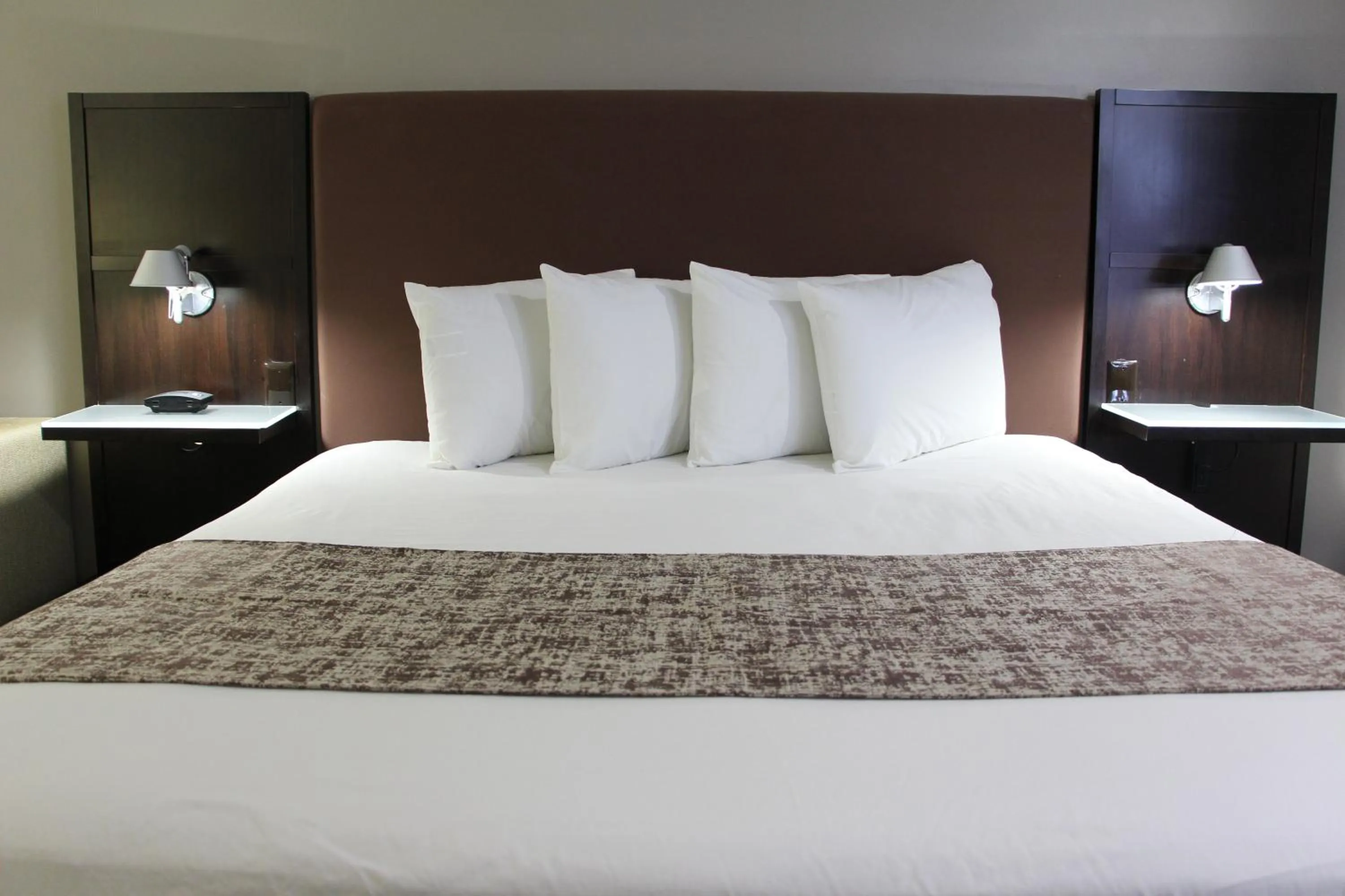 Bed in Westbridge Inn & Suites