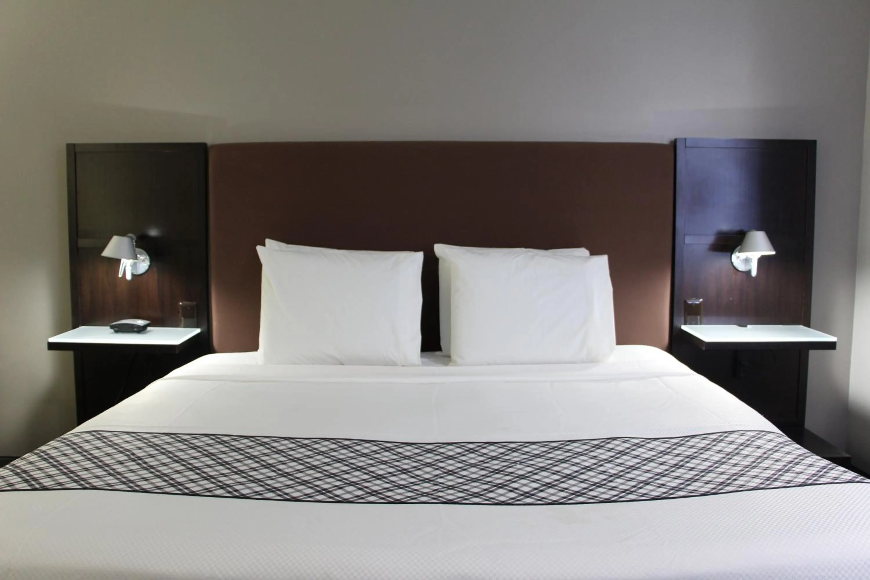 Bed in Westbridge Inn & Suites