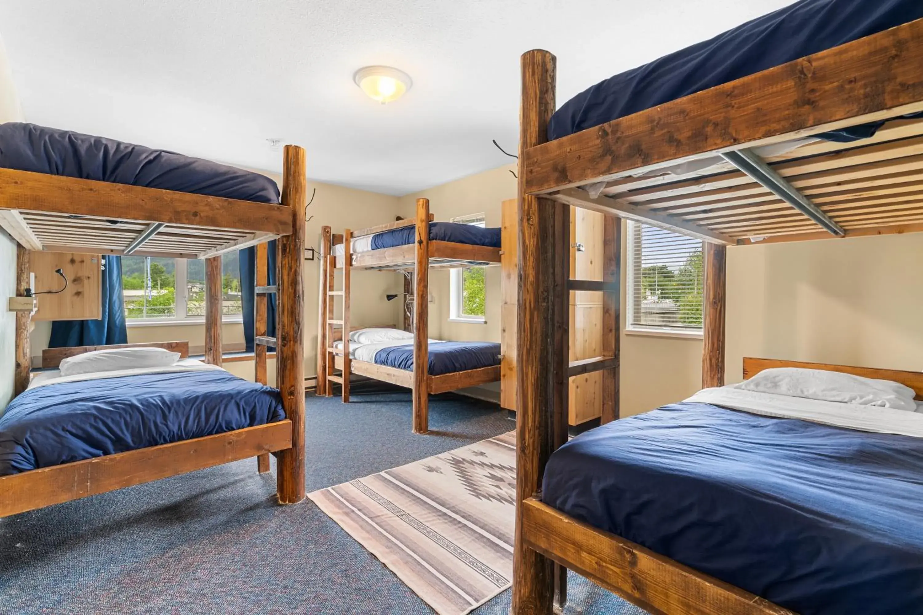 Single Bed in Dormitory Room with Shared Bathroom in Squamish Adventure Inn Single Bed in Dormitory Room with Shared Bathroom in Squamish Adventure Inn