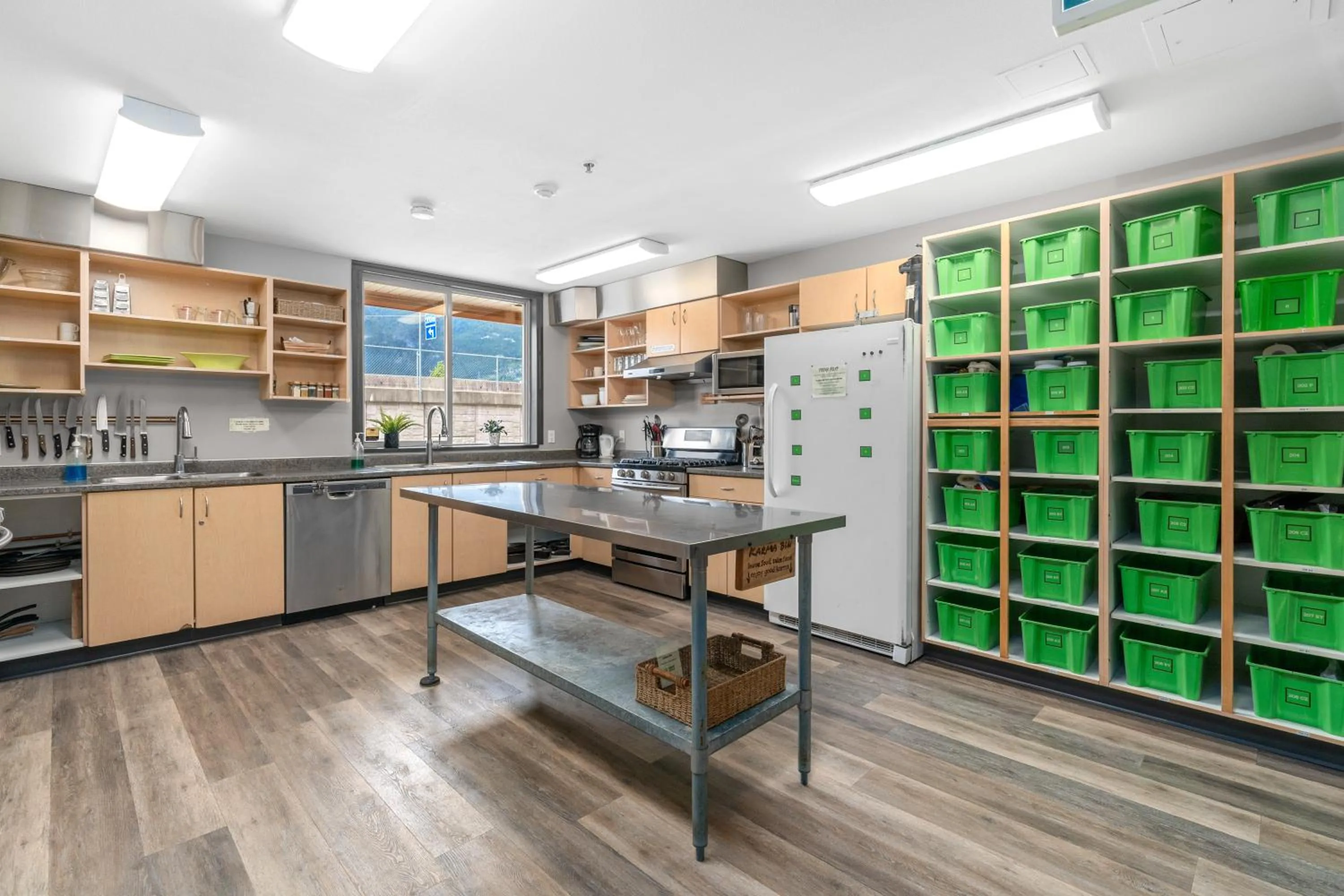 Kitchen or kitchenette in Squamish Adventure Inn