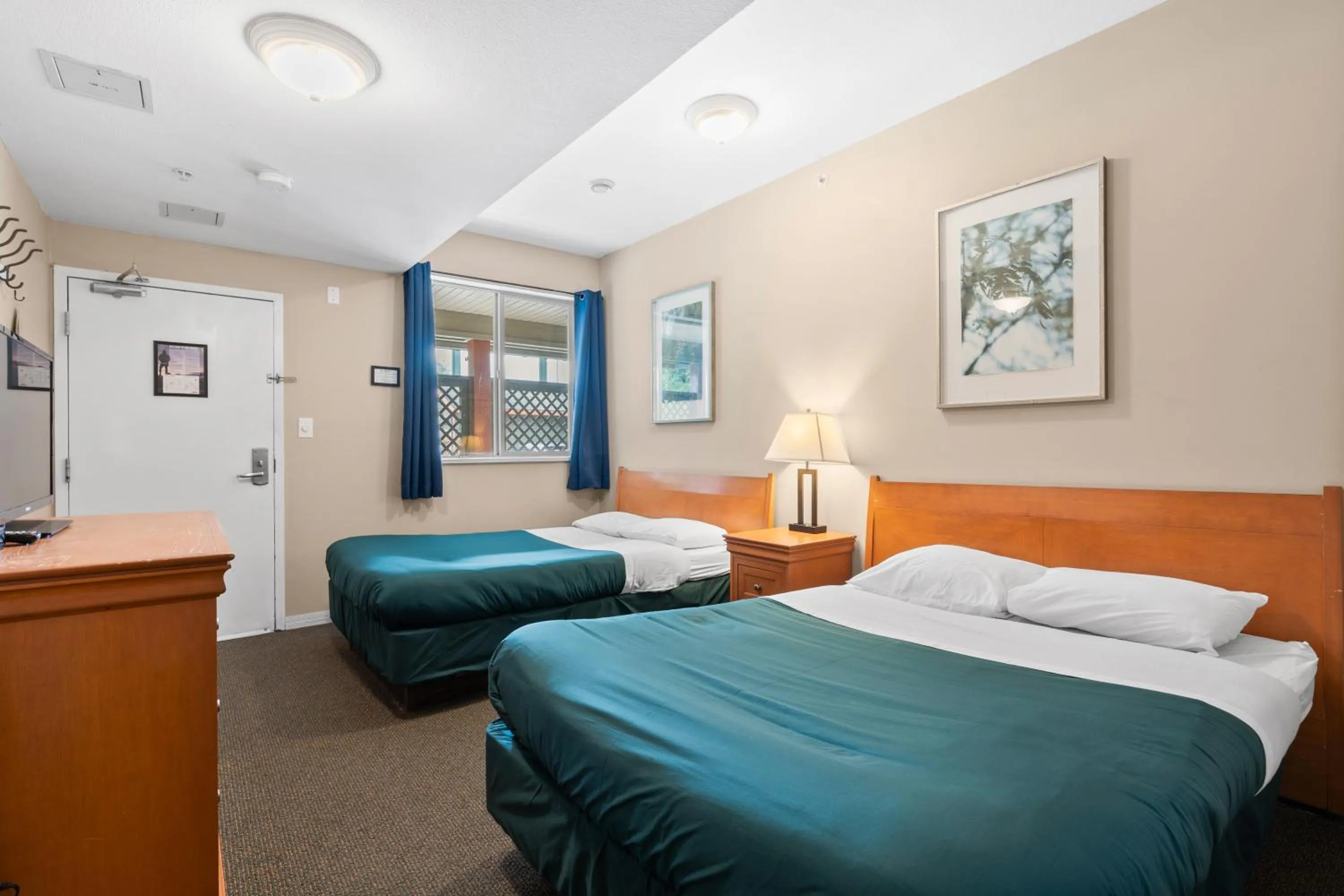 Bedroom, Bed in Squamish Adventure Inn