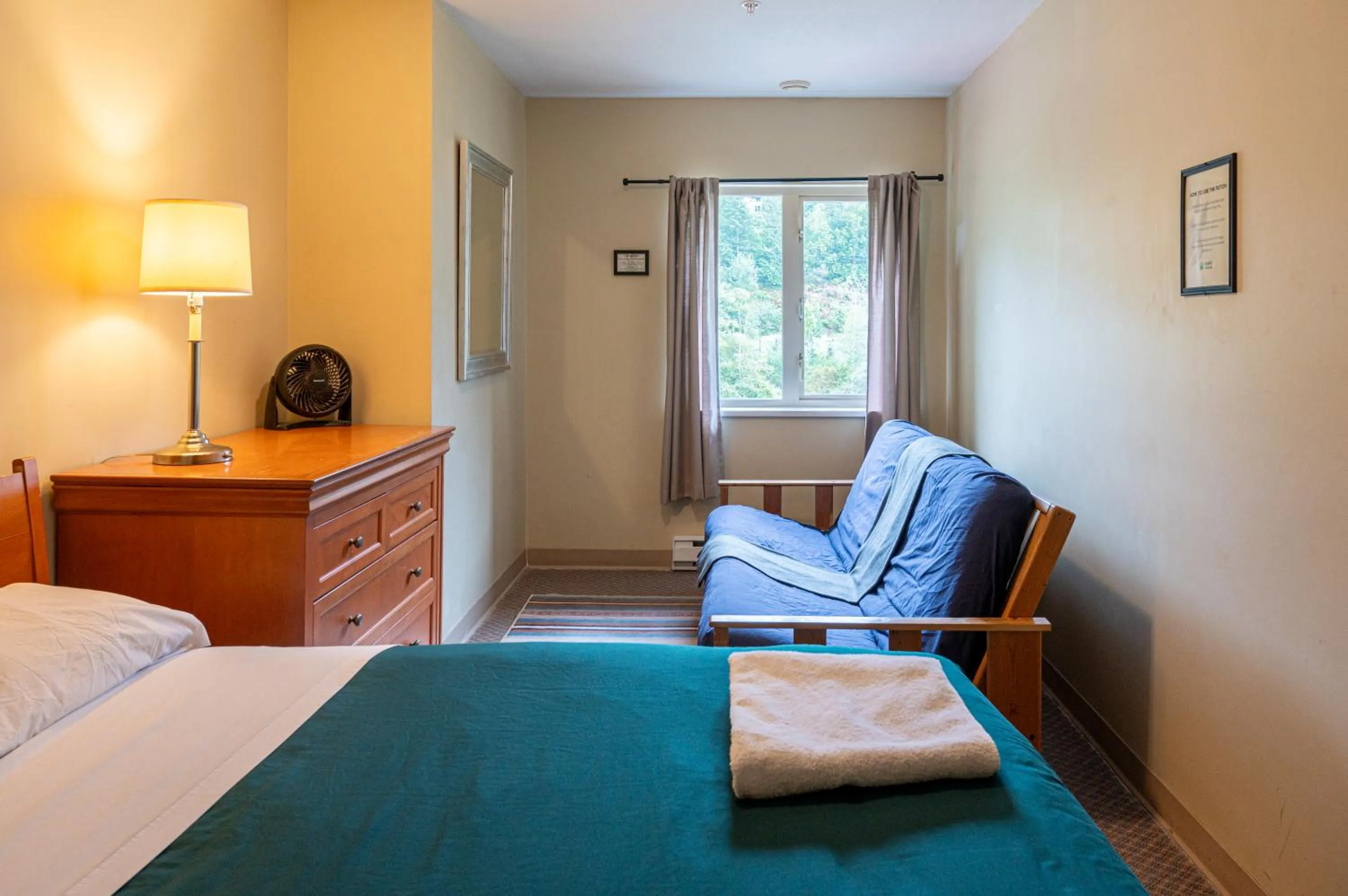 Photo of the whole room, Bed in Squamish Adventure Inn