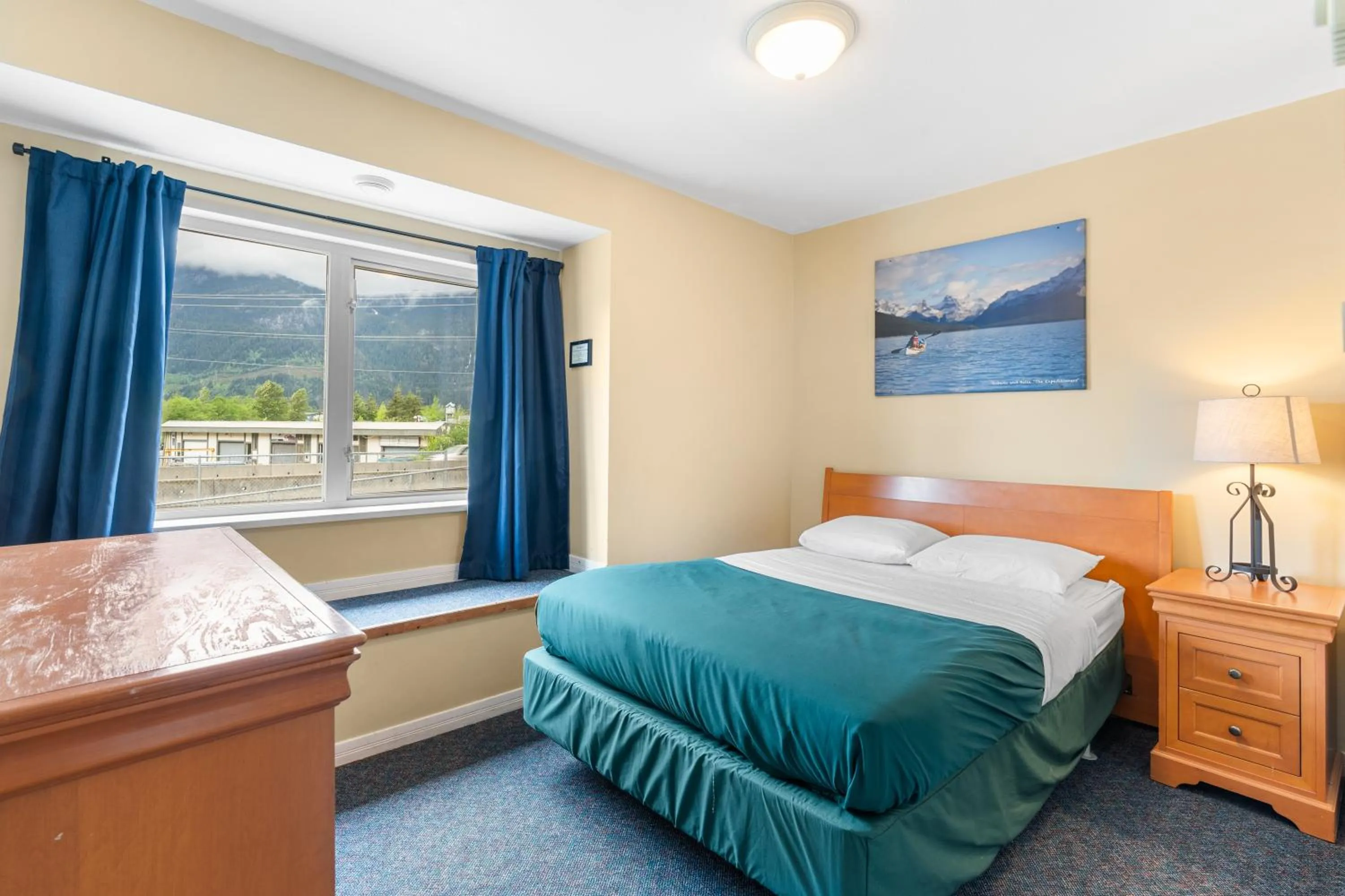 Photo of the whole room, Bed in Squamish Adventure Inn