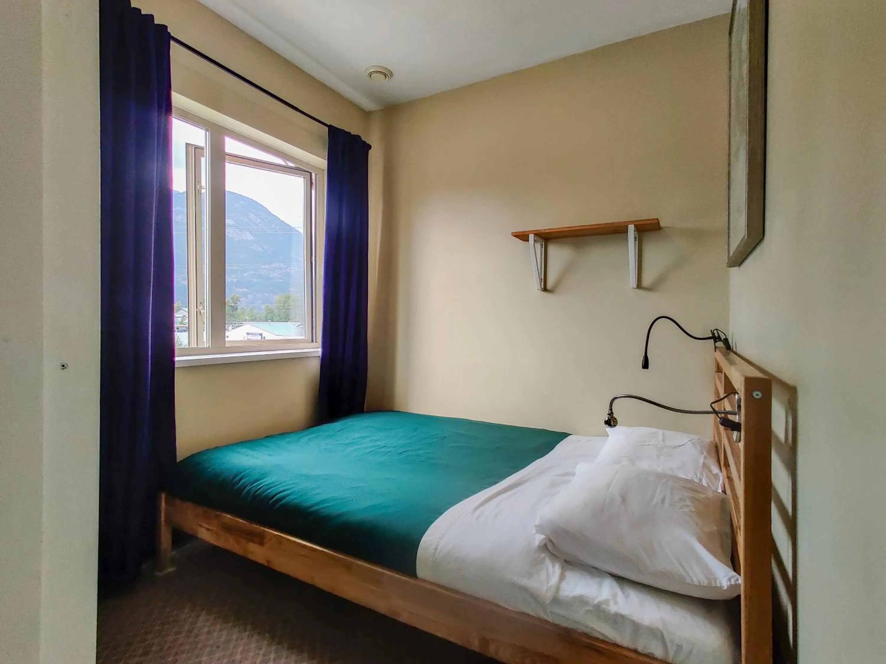 Photo of the whole room, Bed in Squamish Adventure Inn