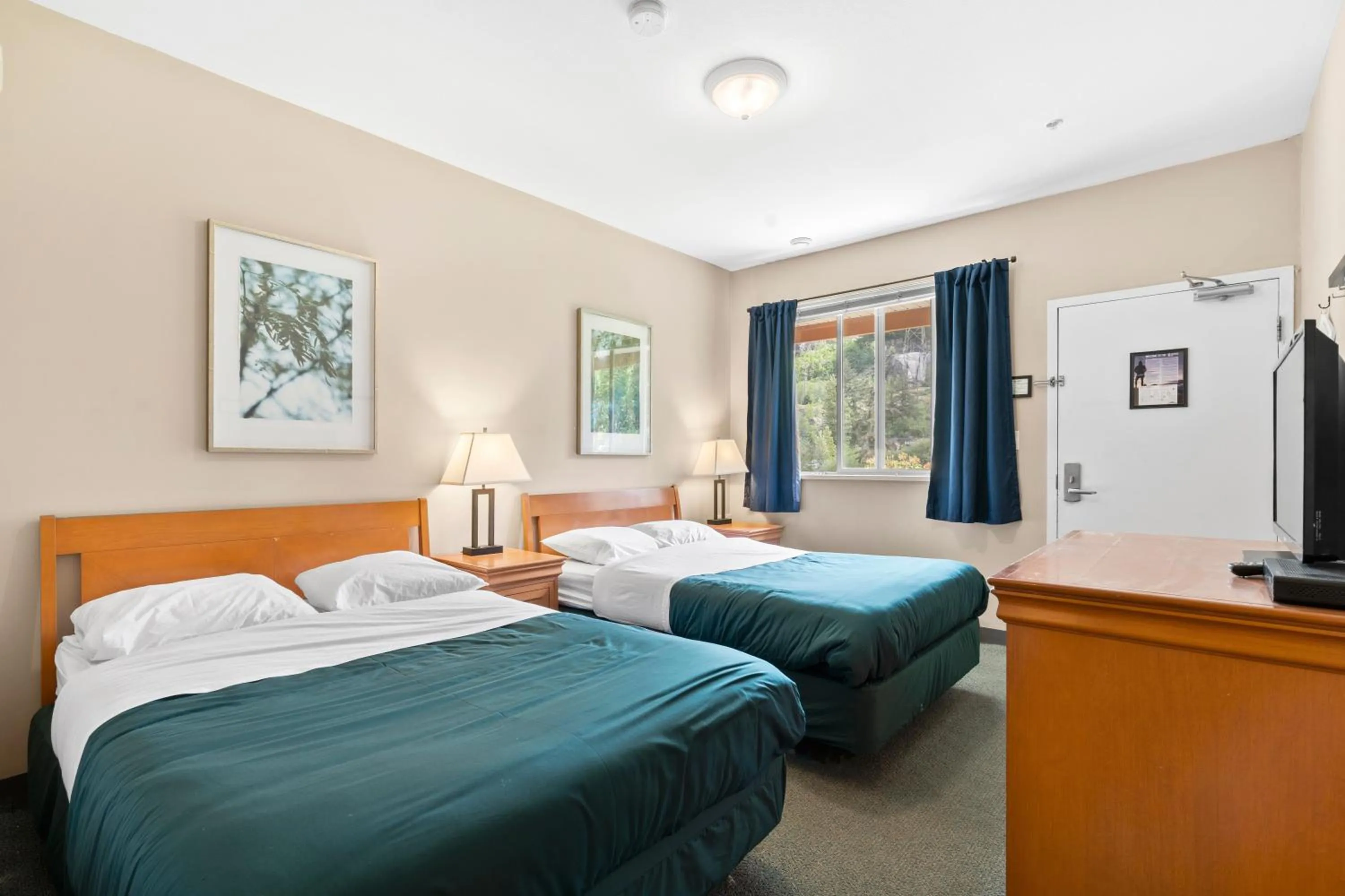 Photo of the whole room, Bed in Squamish Adventure Inn