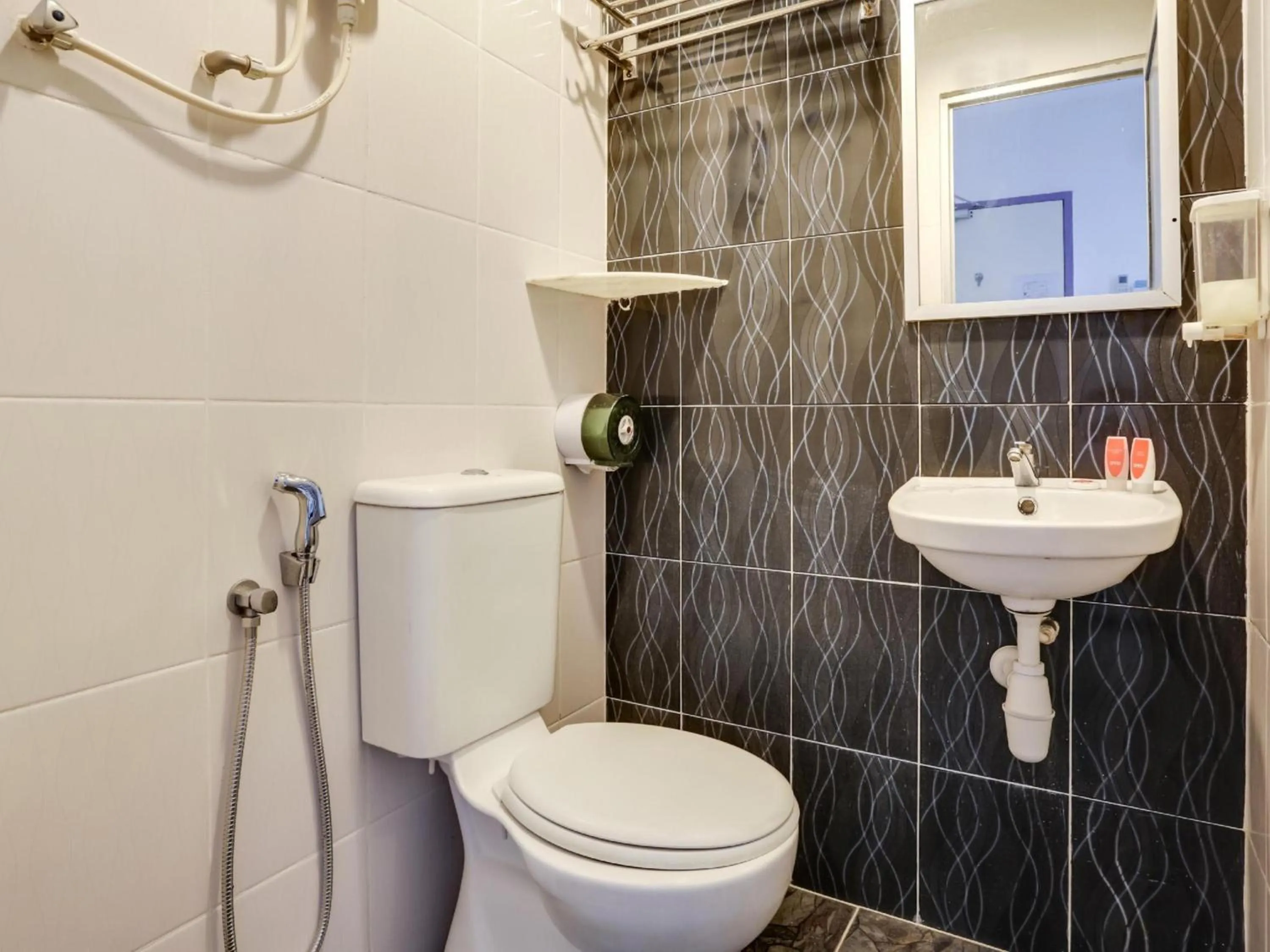 Bathroom in OYO 89583 Grove Hotel