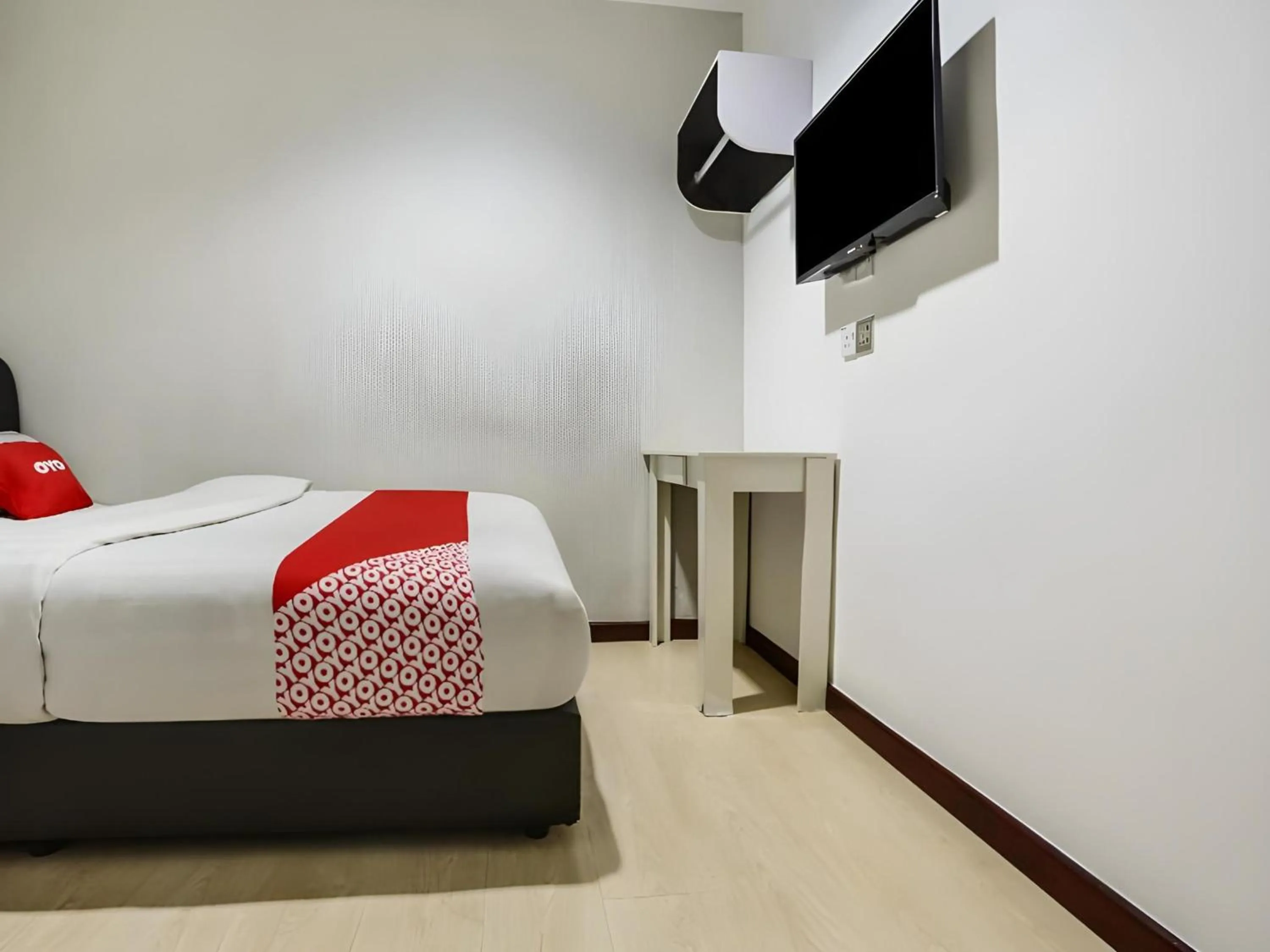 Photo of the whole room, Bed in OYO 89583 Grove Hotel