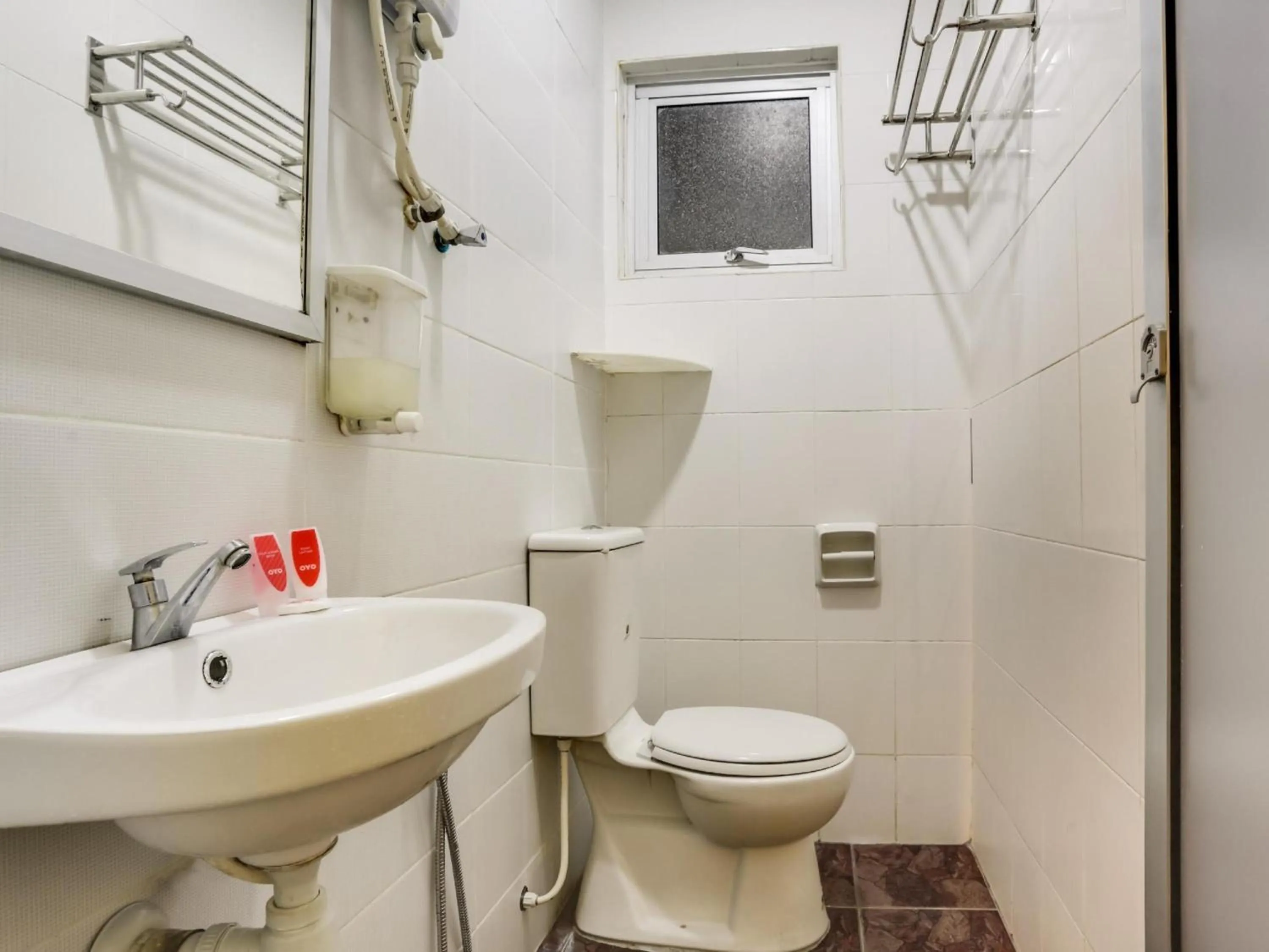 Bathroom in OYO 89583 Grove Hotel