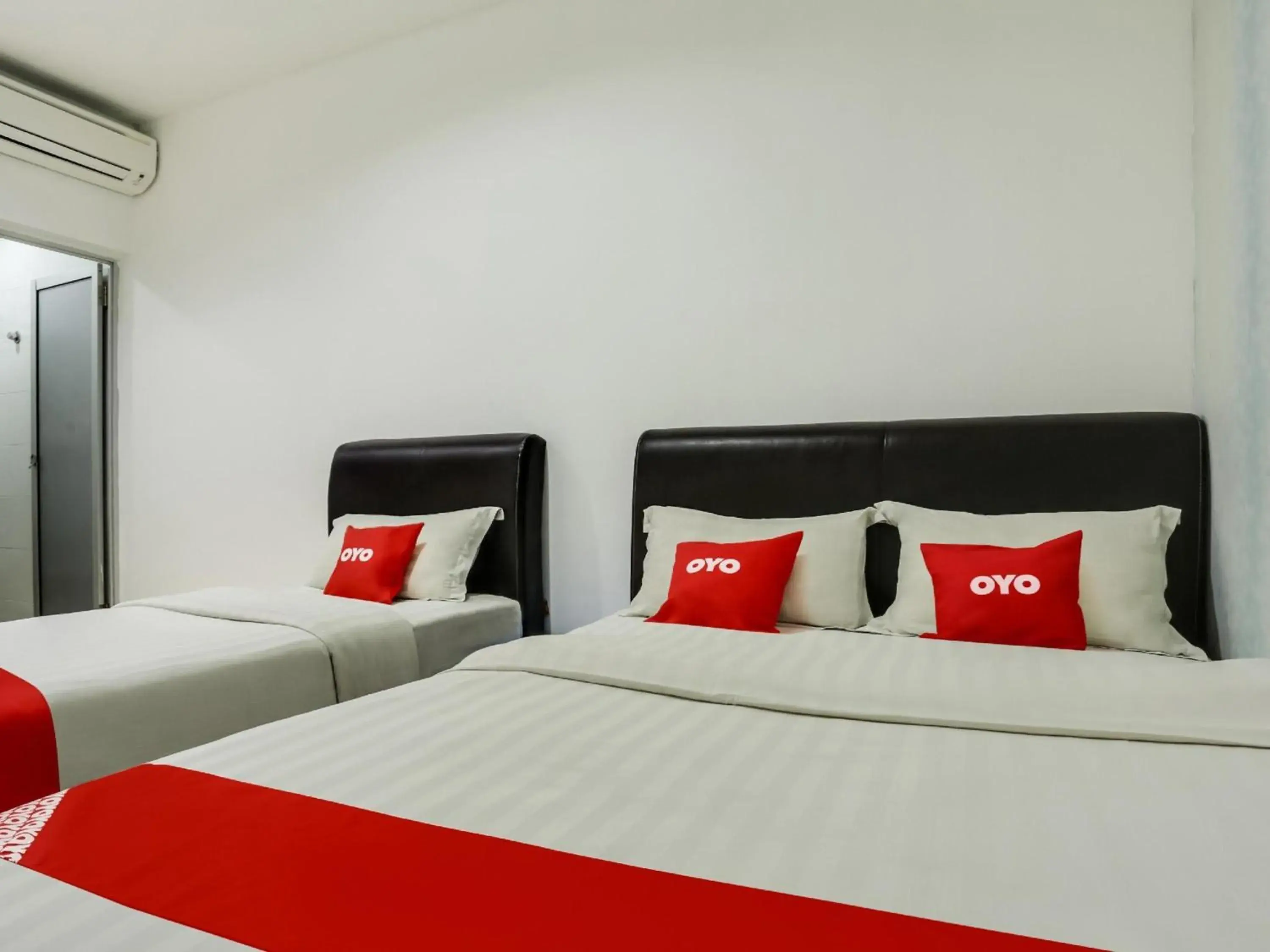 Photo of the whole room in OYO 89583 Grove Hotel Photo of the whole room in OYO 89583 Grove Hotel