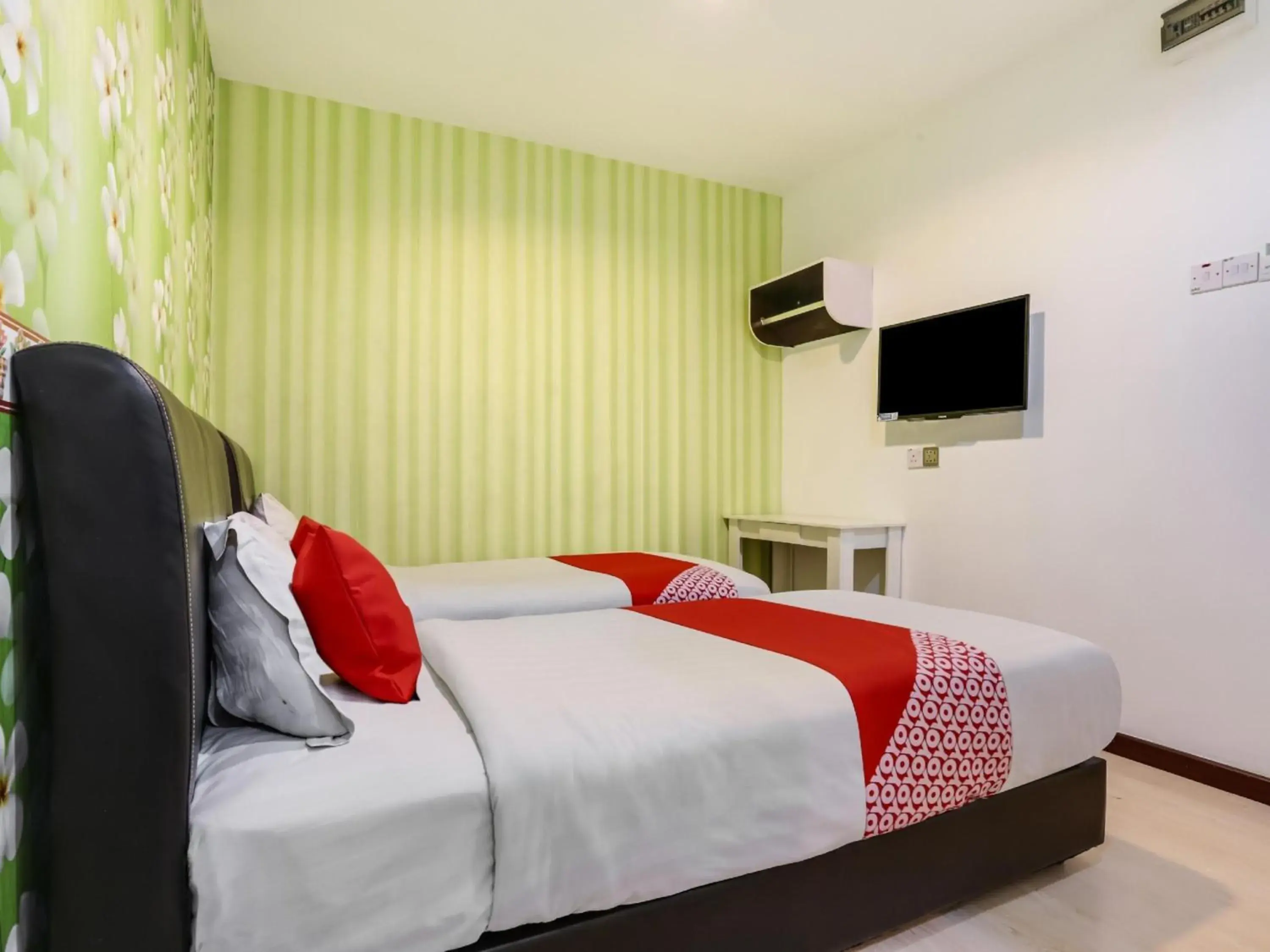 Photo of the whole room in OYO 89583 Grove Hotel Photo of the whole room in OYO 89583 Grove Hotel