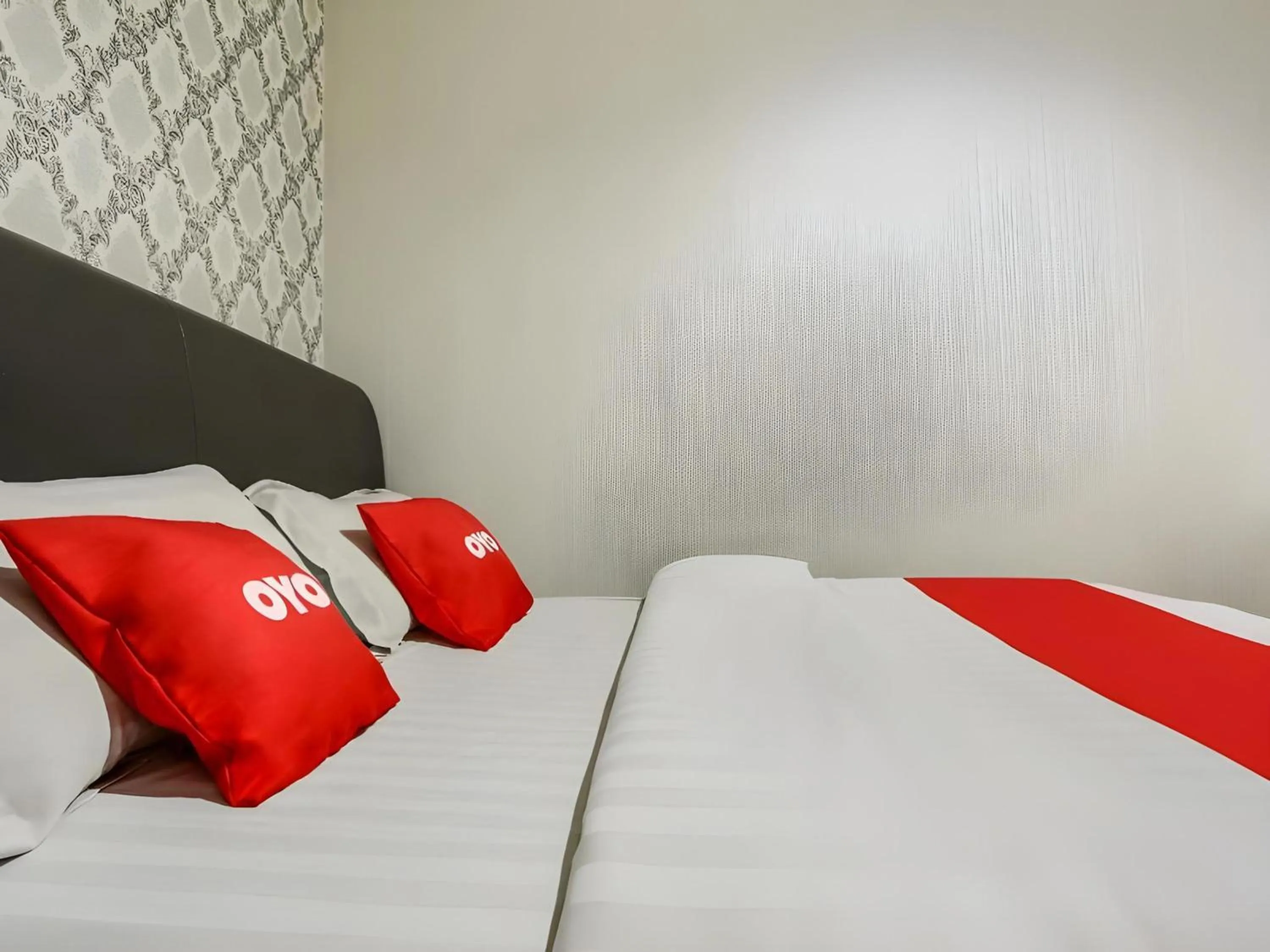 Photo of the whole room, Bed in OYO 89583 Grove Hotel