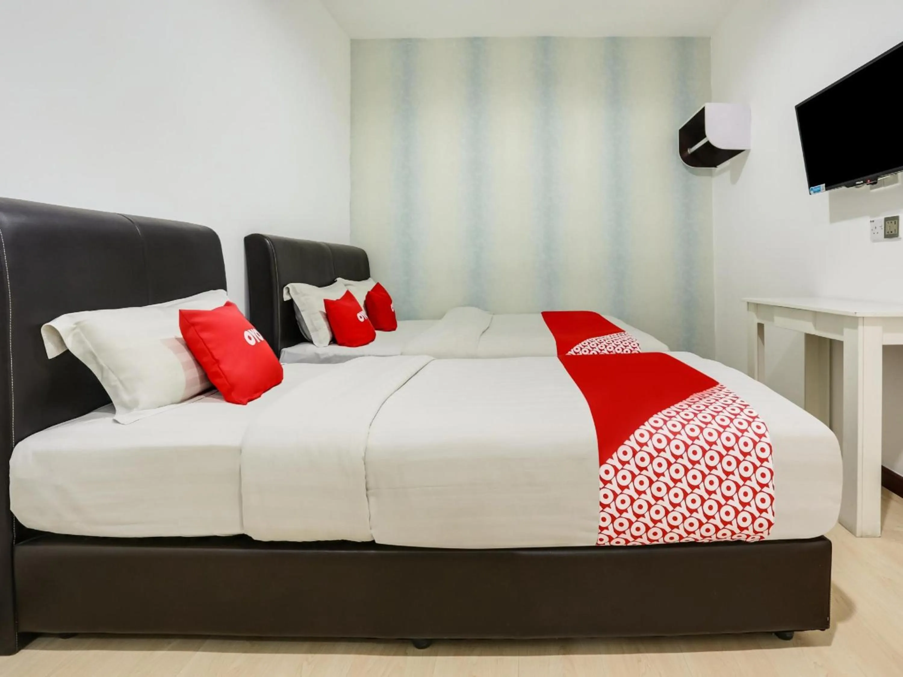 Photo of the whole room, Bed in OYO 89583 Grove Hotel