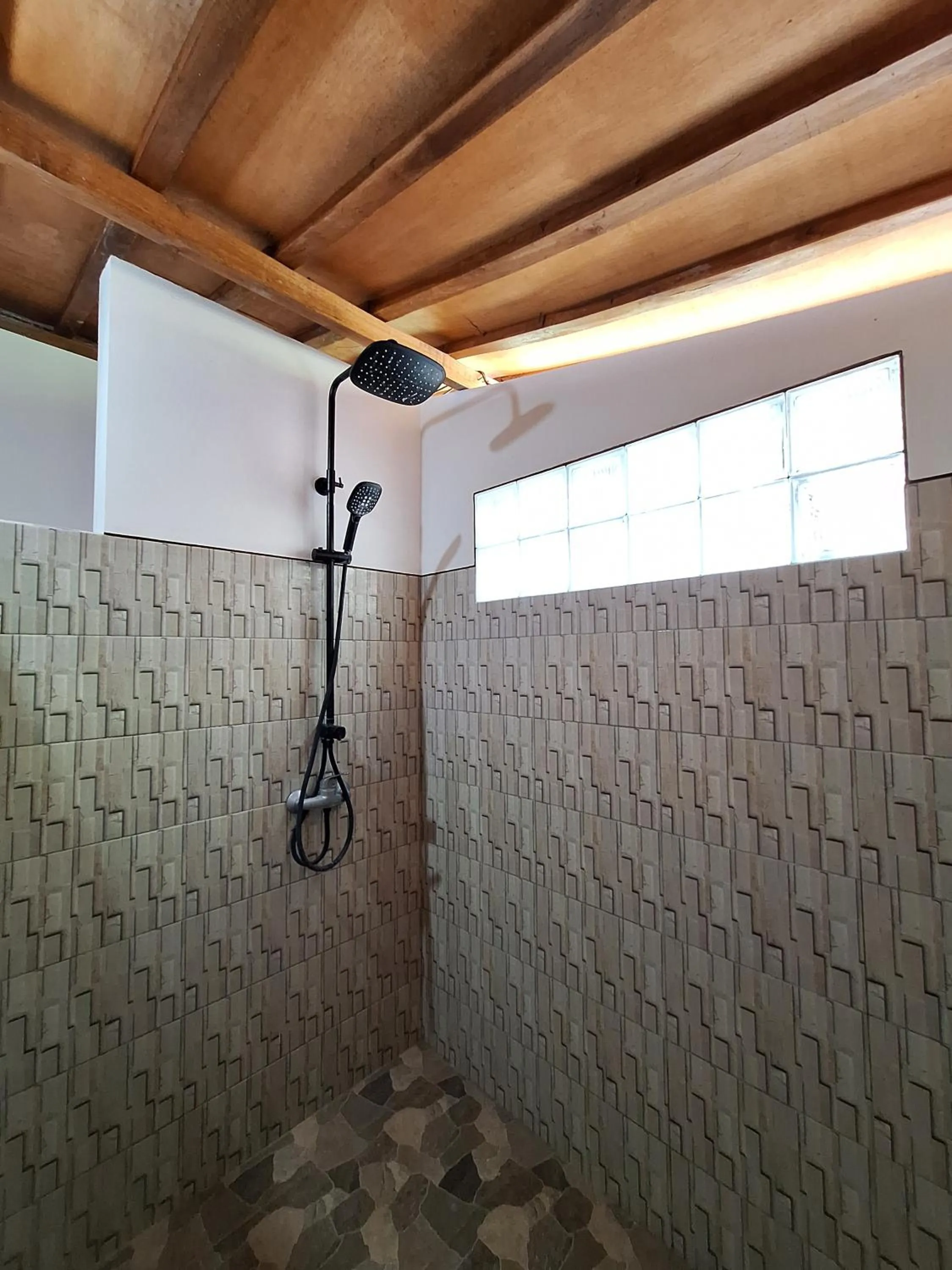 Shower in Rumah Wayans Lipah