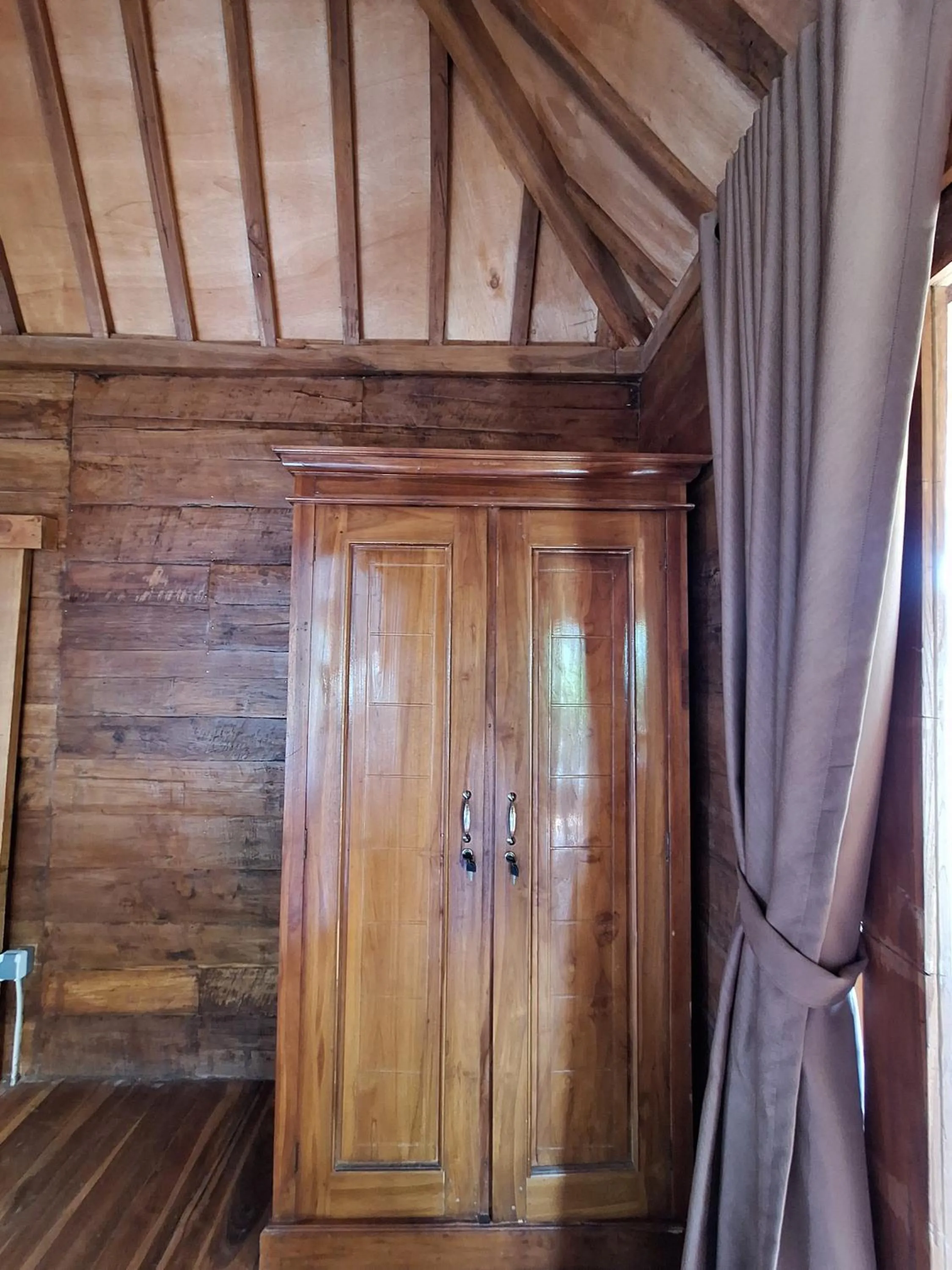 wardrobe in Rumah Wayans Lipah