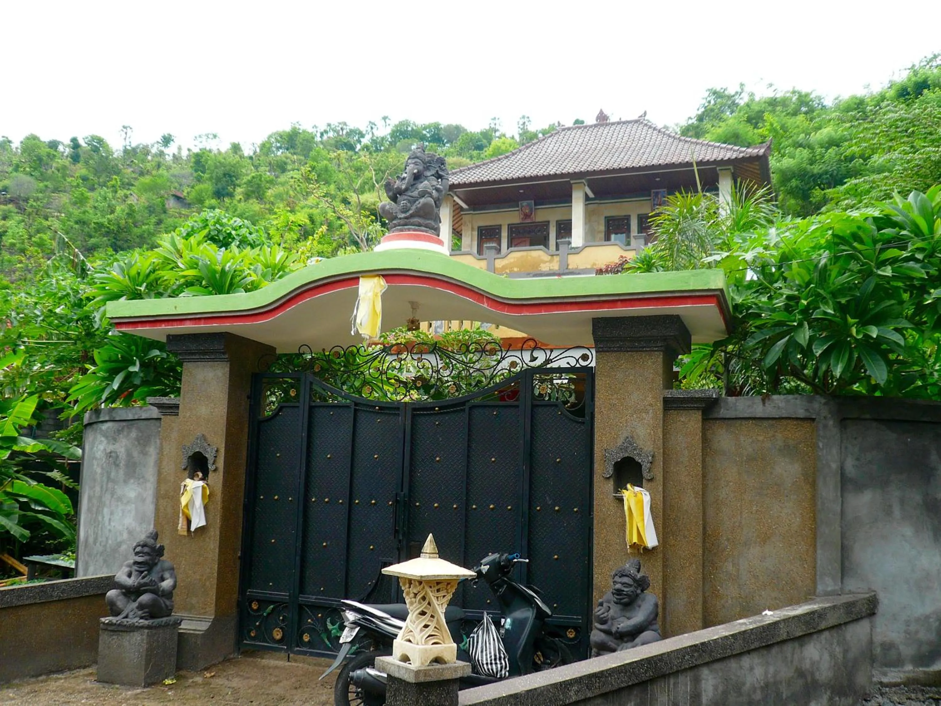 Facade/entrance in Rumah Wayans Lipah