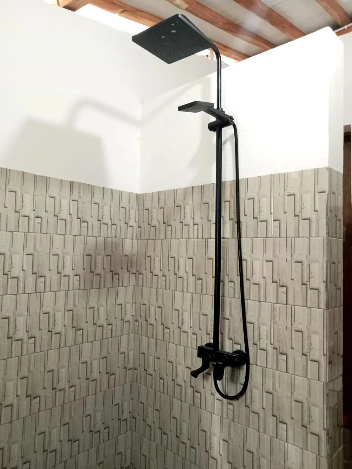 Shower in Rumah Wayans Lipah