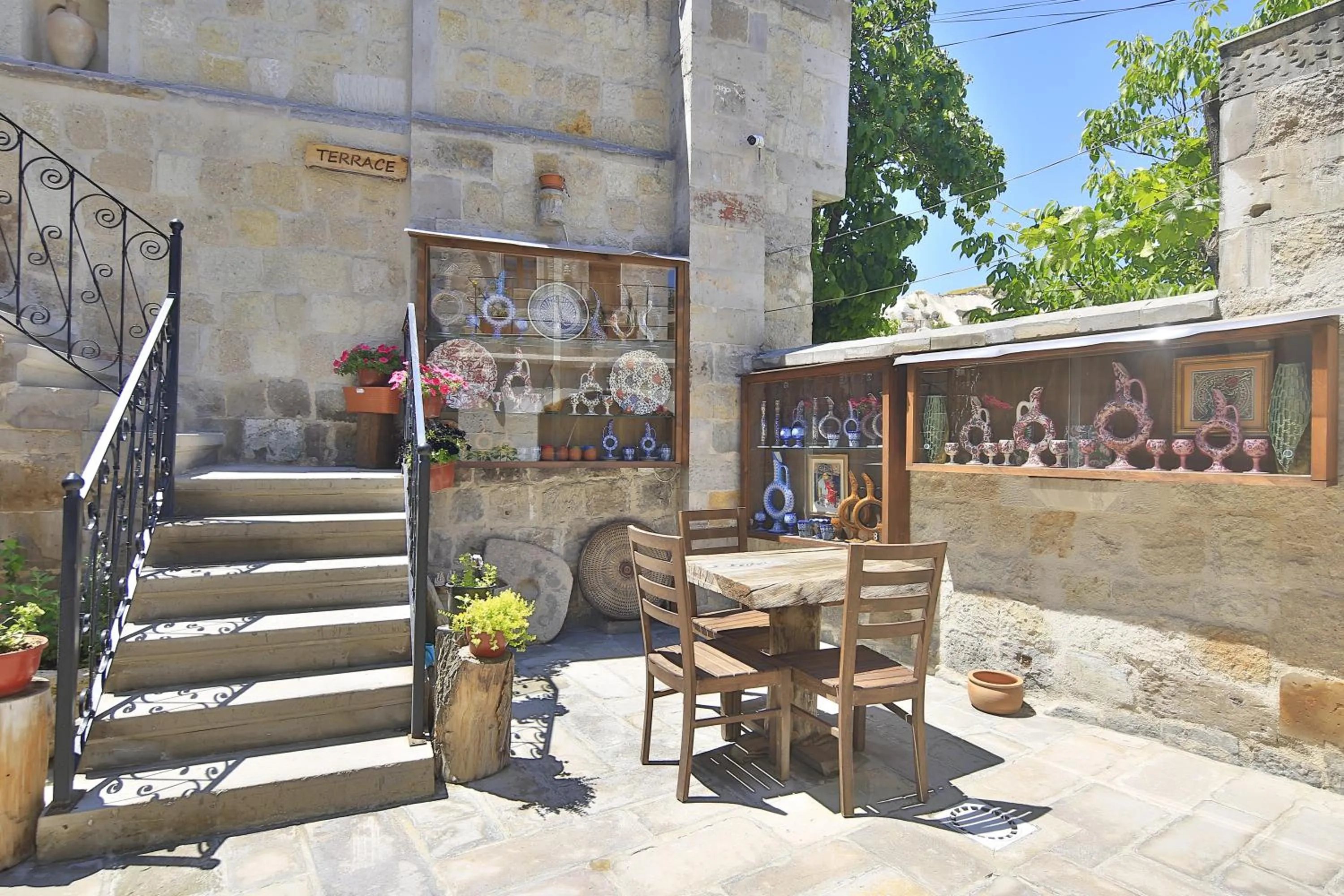 Garden in Aren Cave Hotel And Art Gallery