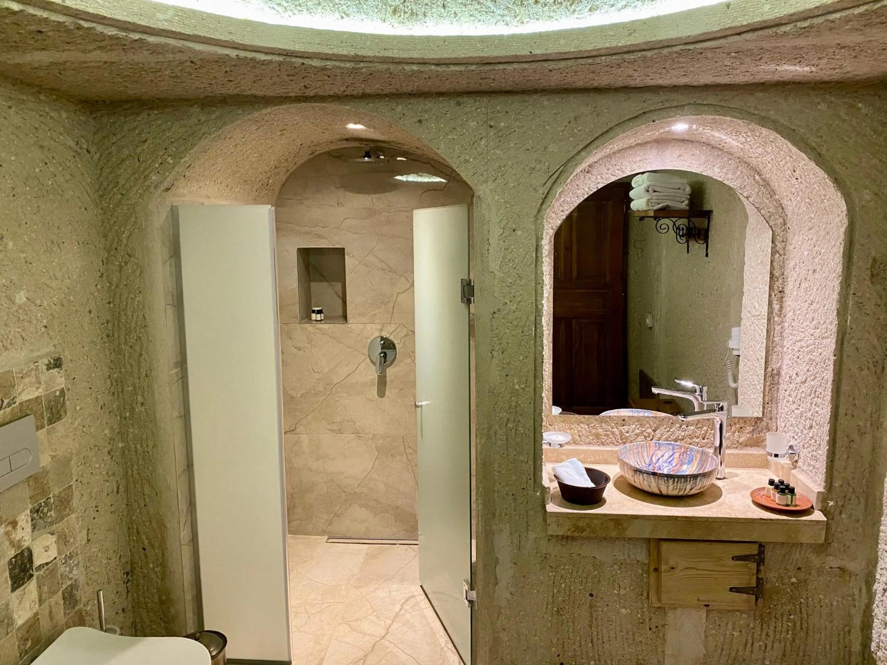 Bathroom in Aren Cave Hotel And Art Gallery