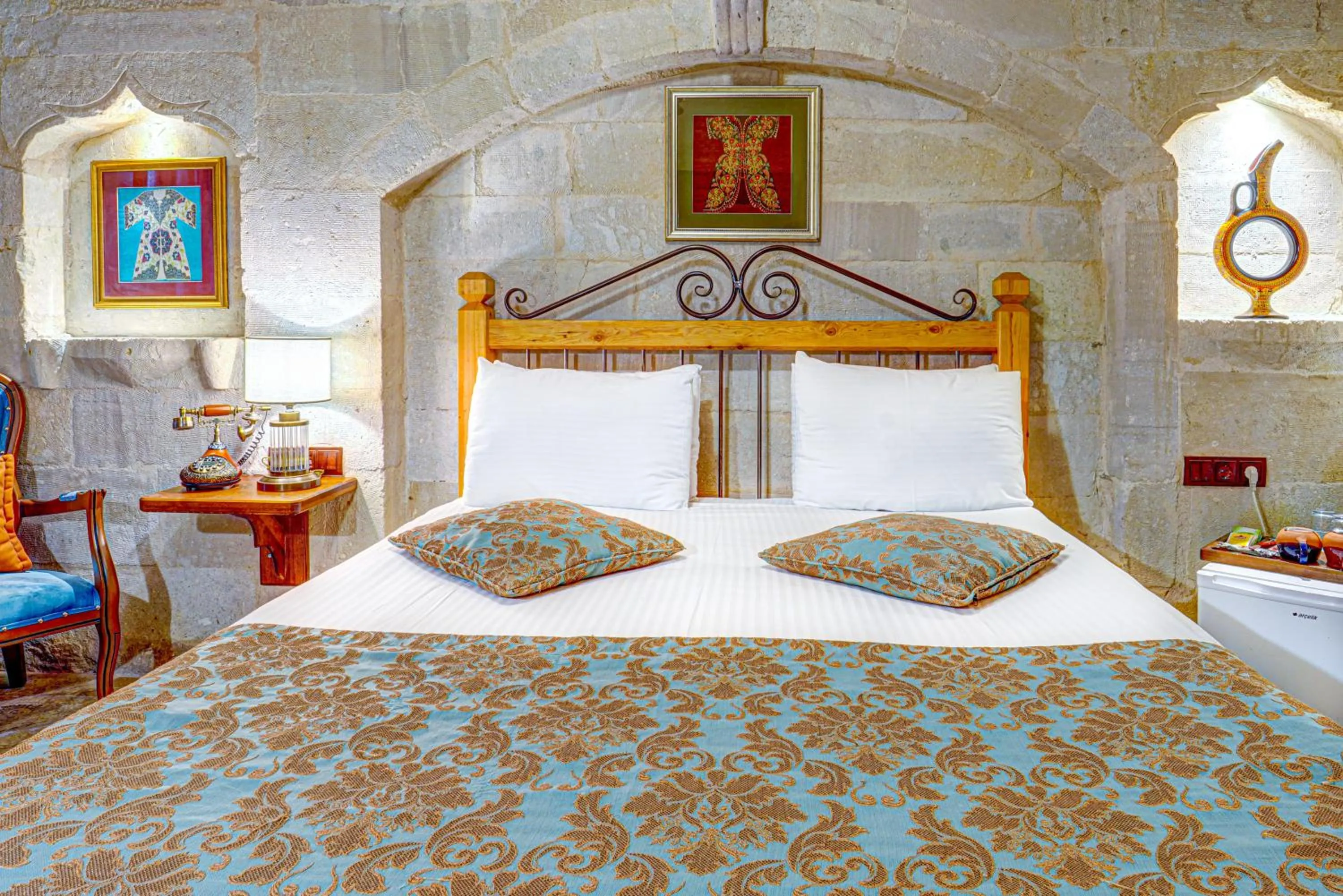 Bed in Aren Cave Hotel And Art Gallery