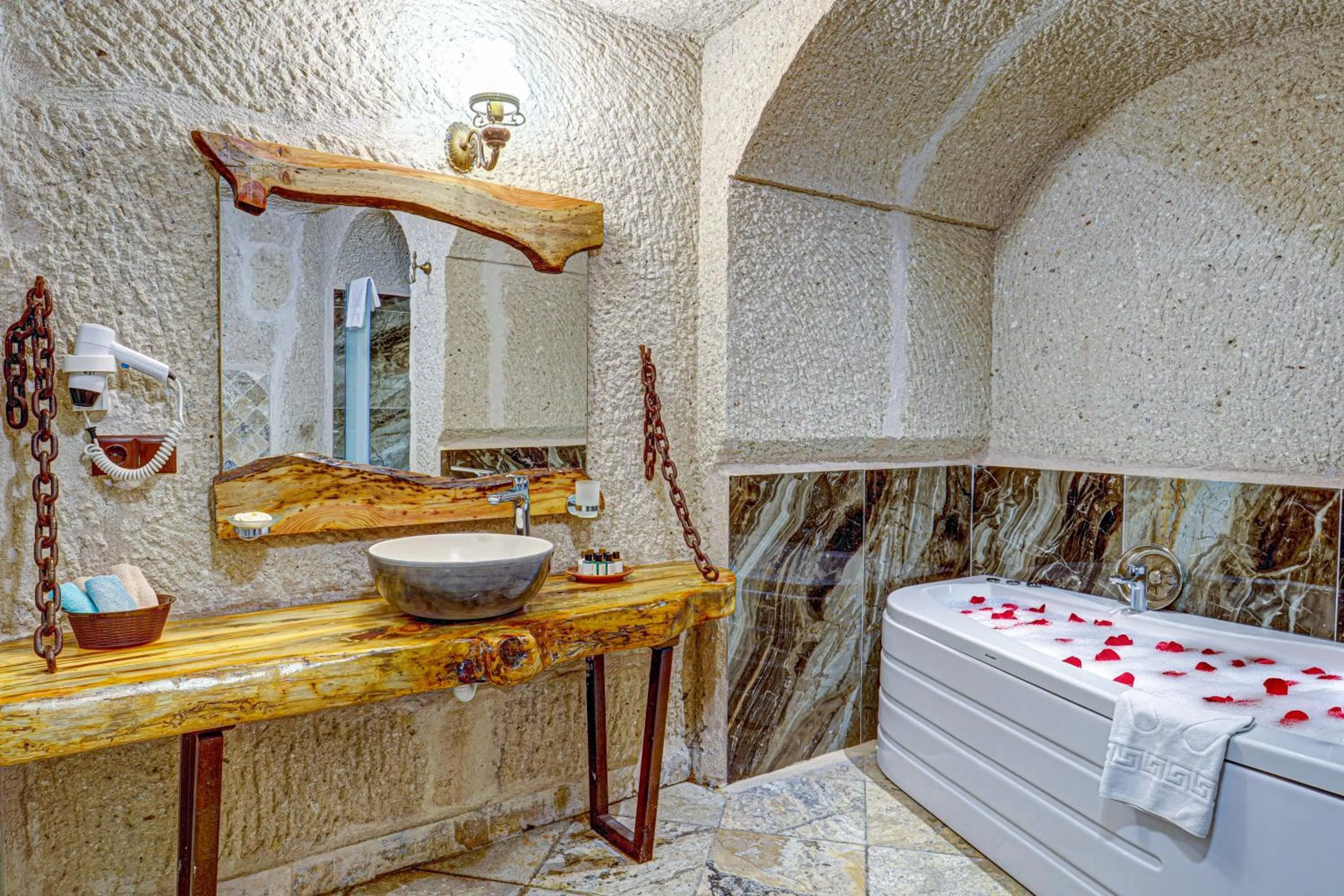 Bathroom, Bed in Aren Cave Hotel And Art Gallery