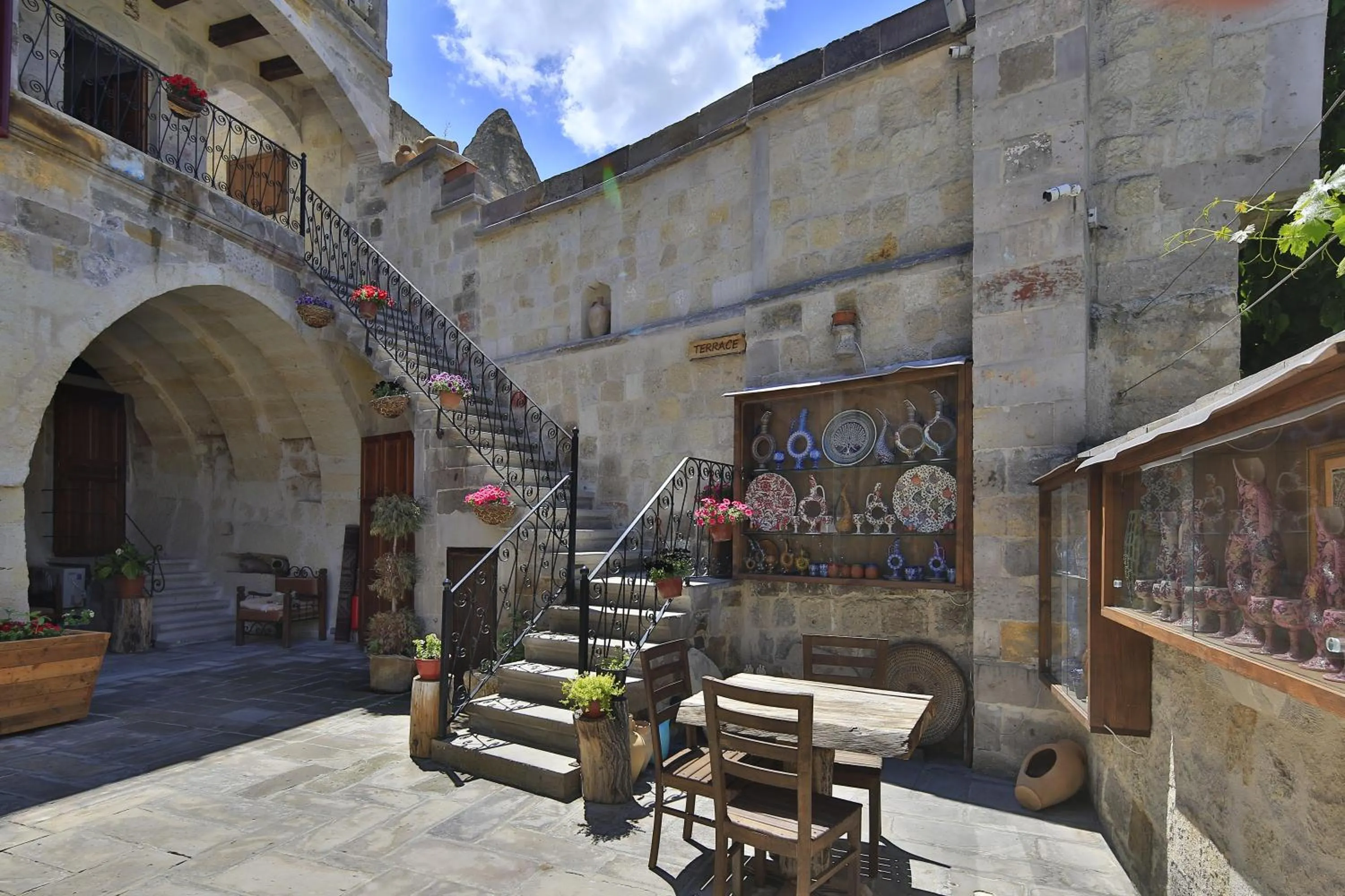 Garden in Aren Cave Hotel And Art Gallery