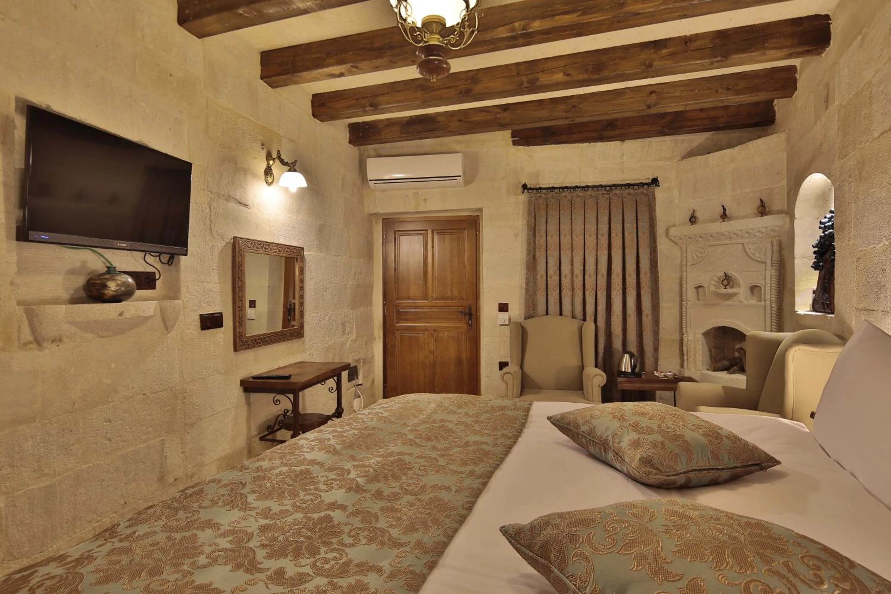 Bed in Aren Cave Hotel And Art Gallery