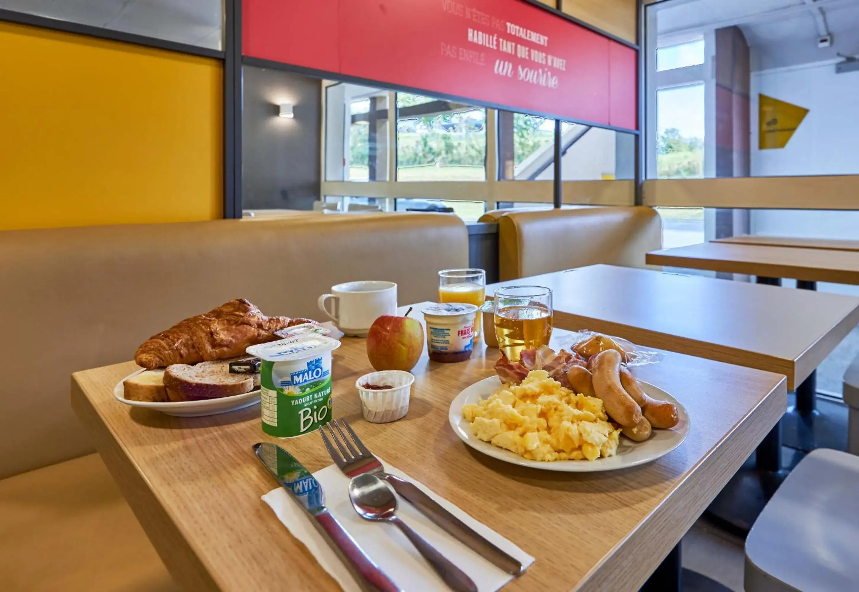 Buffet breakfast in B&B HOTEL Cherbourg Buffet breakfast in B&B HOTEL Cherbourg