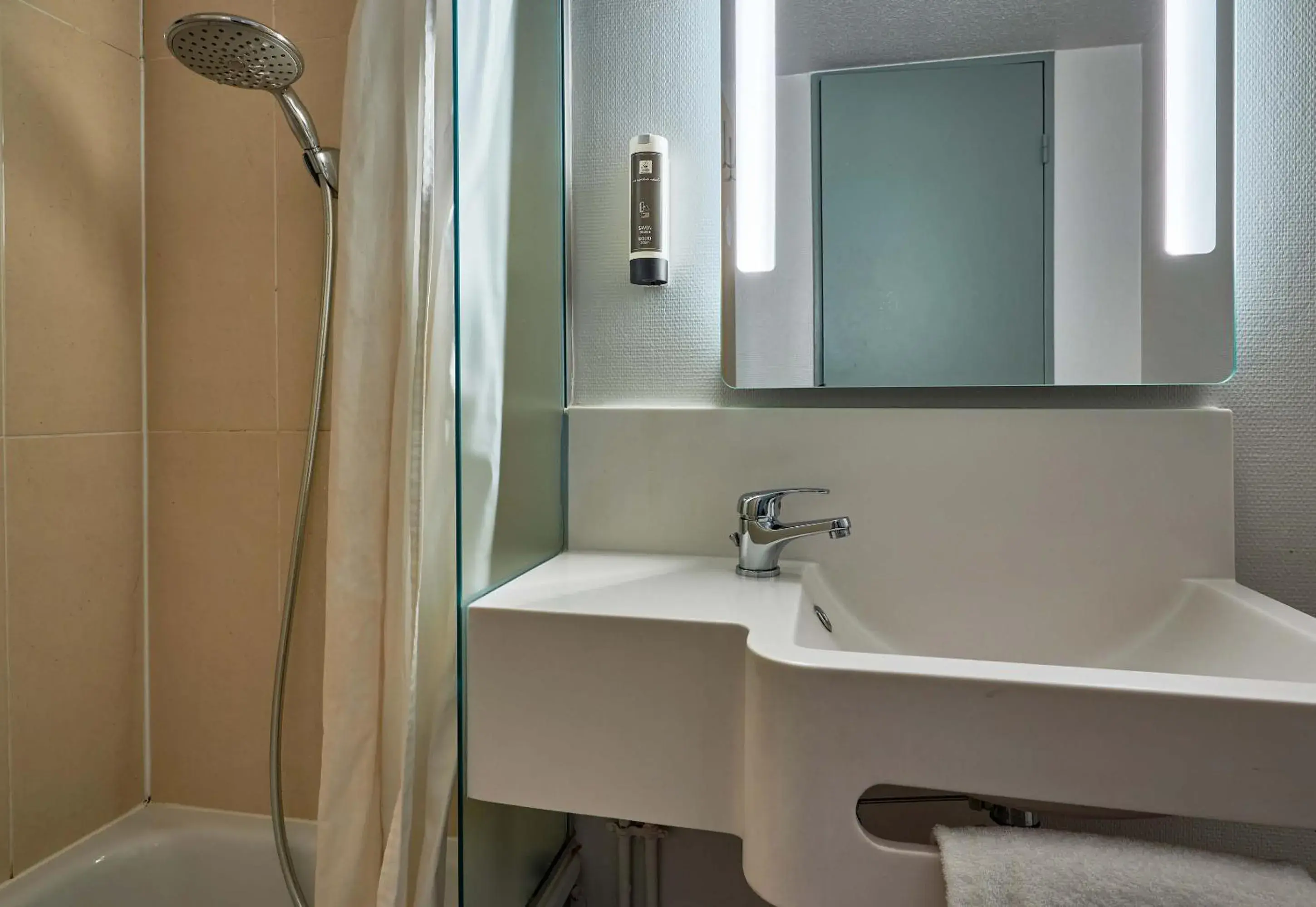 Bathroom in B&B HOTEL Cherbourg Bathroom in B&B HOTEL Cherbourg