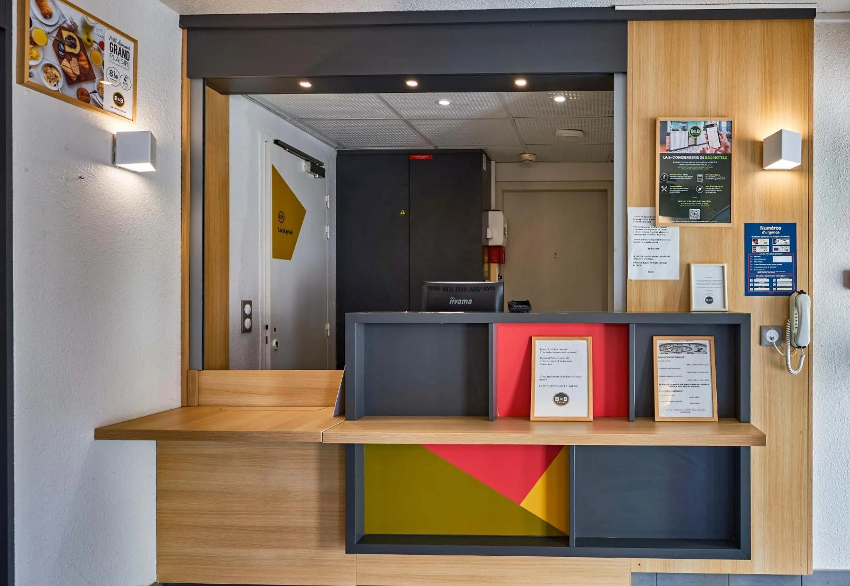 Lobby or reception in B&B HOTEL Cherbourg