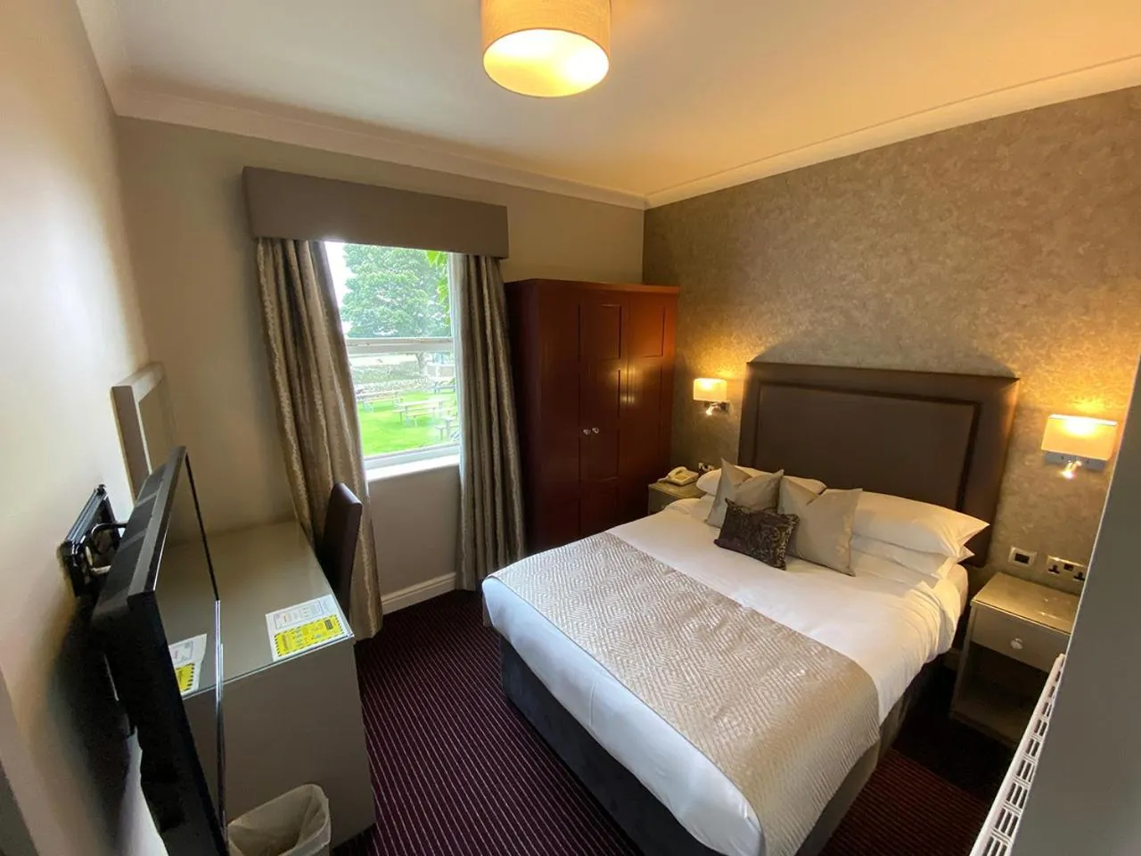 Photo of the whole room, Bed in Cubley Hall