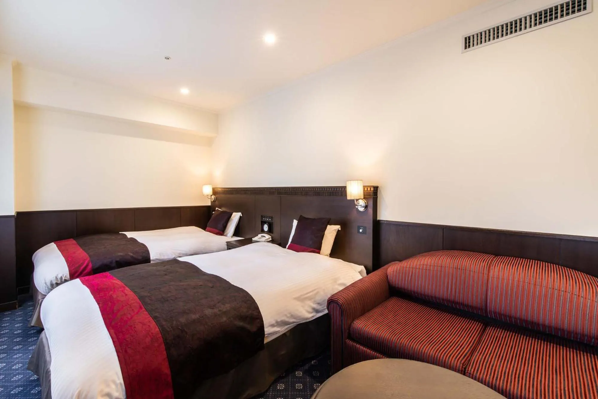 Bed in Kobe Tor Road Hotel Sanraku